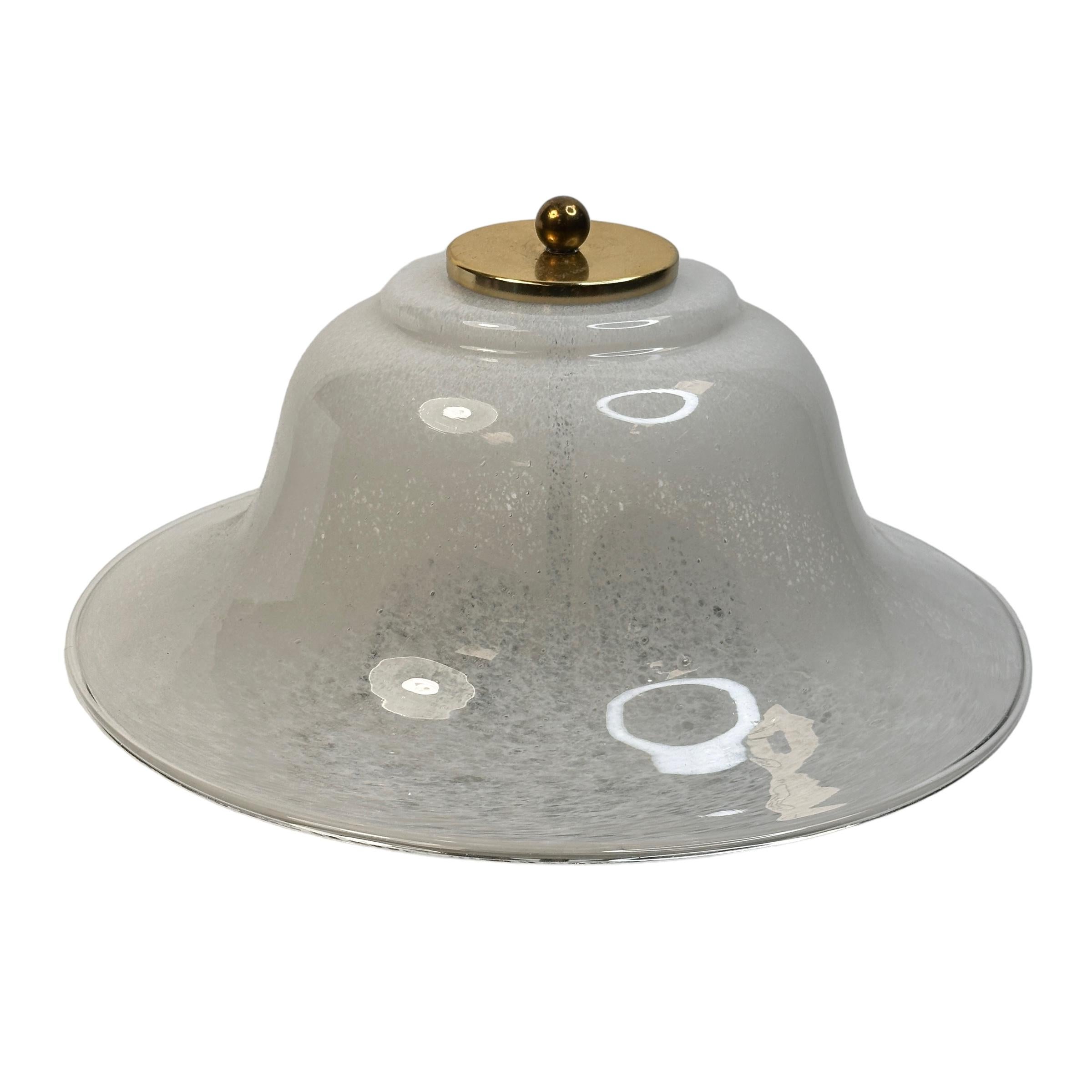 Doria aus der Mitte des Jahrhunderts, strukturiertes Glas in Form einer Glocke. Die Leuchte benötigt zwei europäische E27 / 110-Volt-Edison-Glühbirnen mit jeweils bis zu 60 Watt. Eine schöne Ergänzung für jeden Raum. Gefunden bei einem