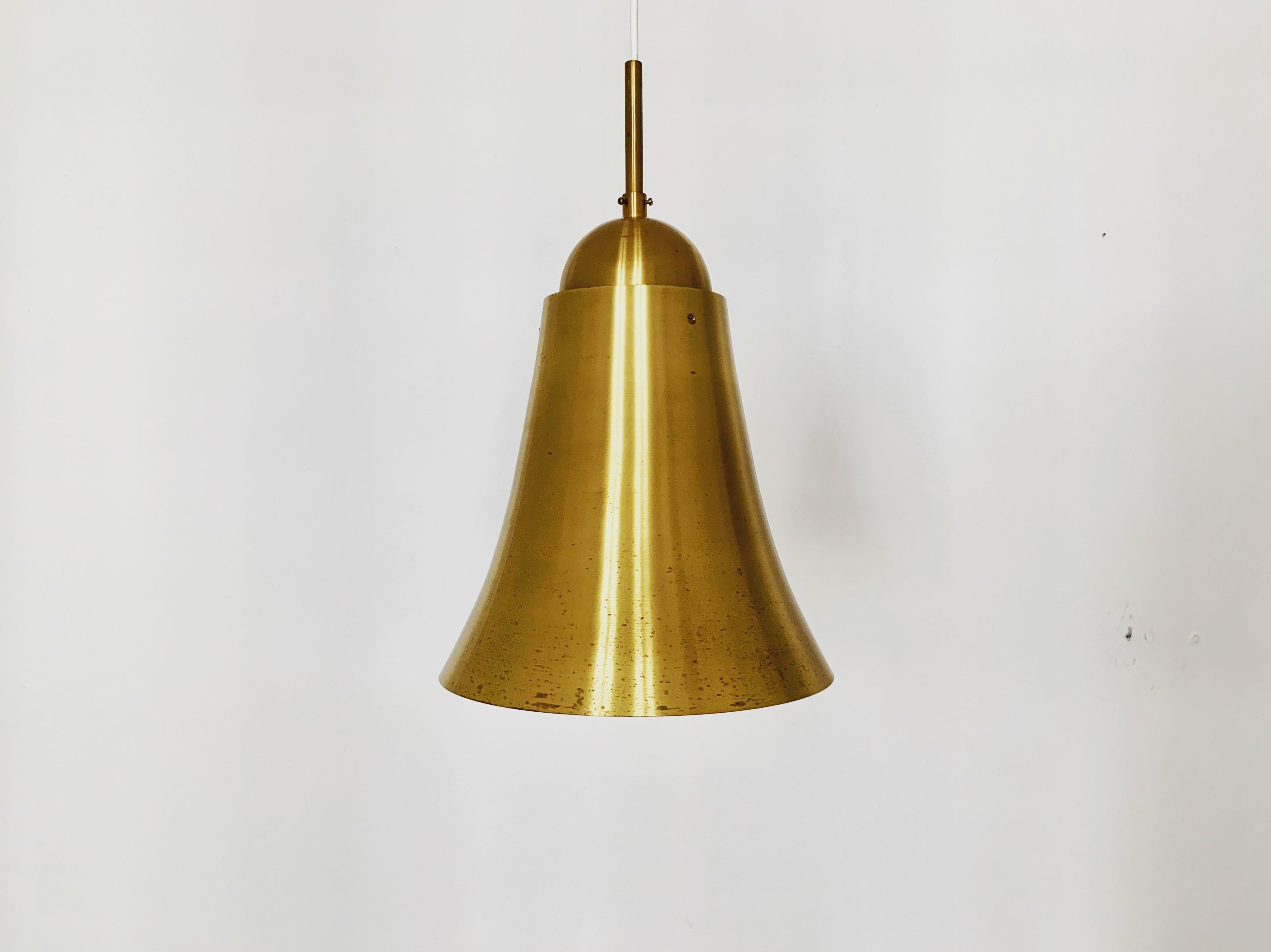Very nice and large bell-shaped brass pendant lamp from the 1950s.
The brass creates a very warm and cozy light.
Solid workmanship and a real eye-catcher for every home.
There are a total of 5 lamps, all of which have a slightly different