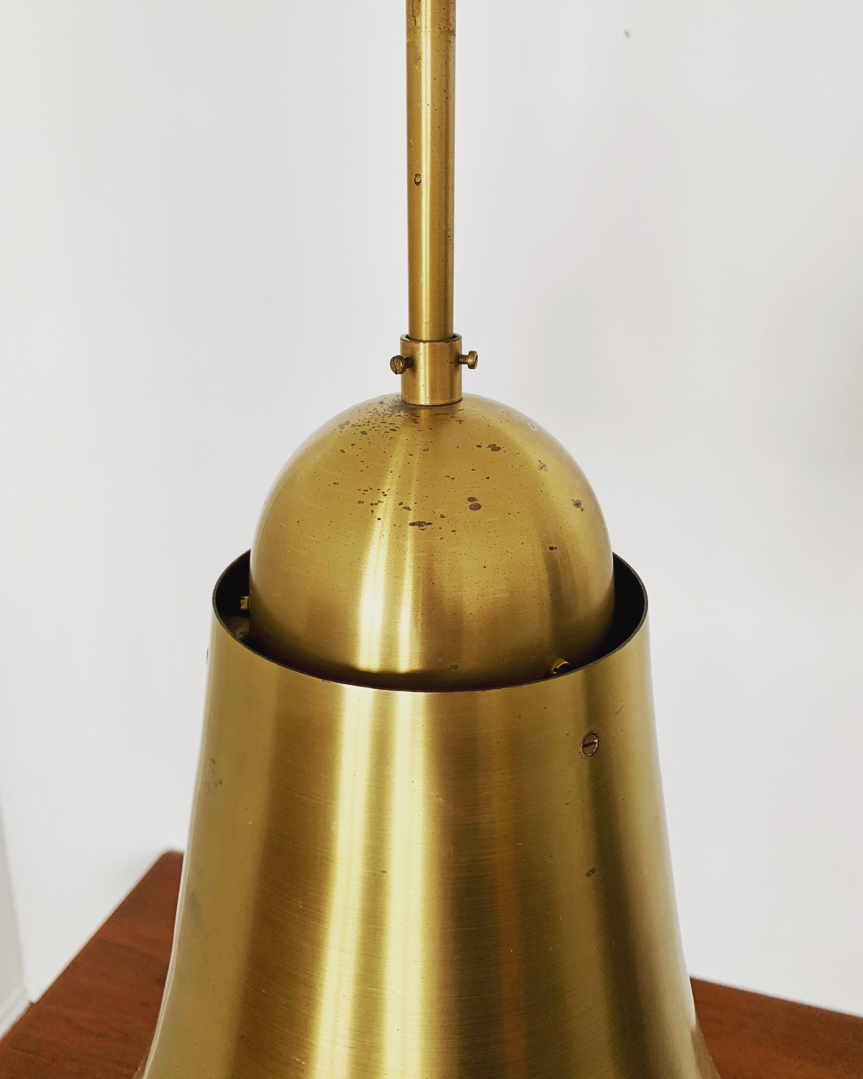 Bell shaped brass pendant lamp In Good Condition For Sale In München, DE