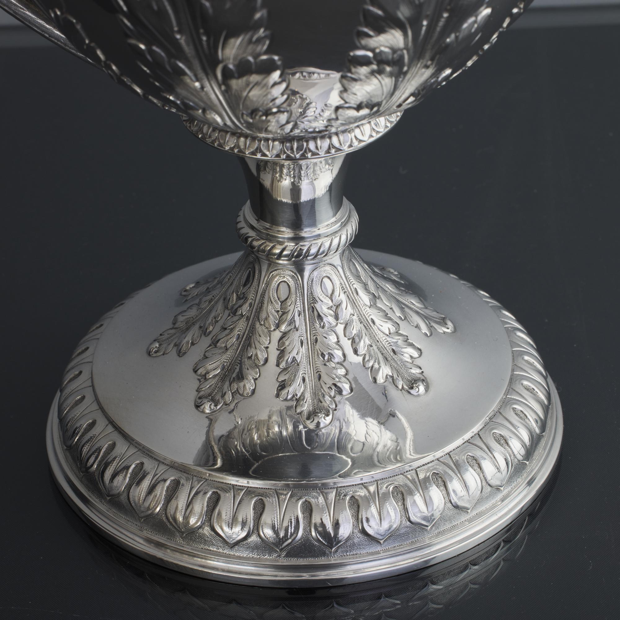 Large two-handled antique silver trophy cup & cover In Good Condition For Sale In London, GB