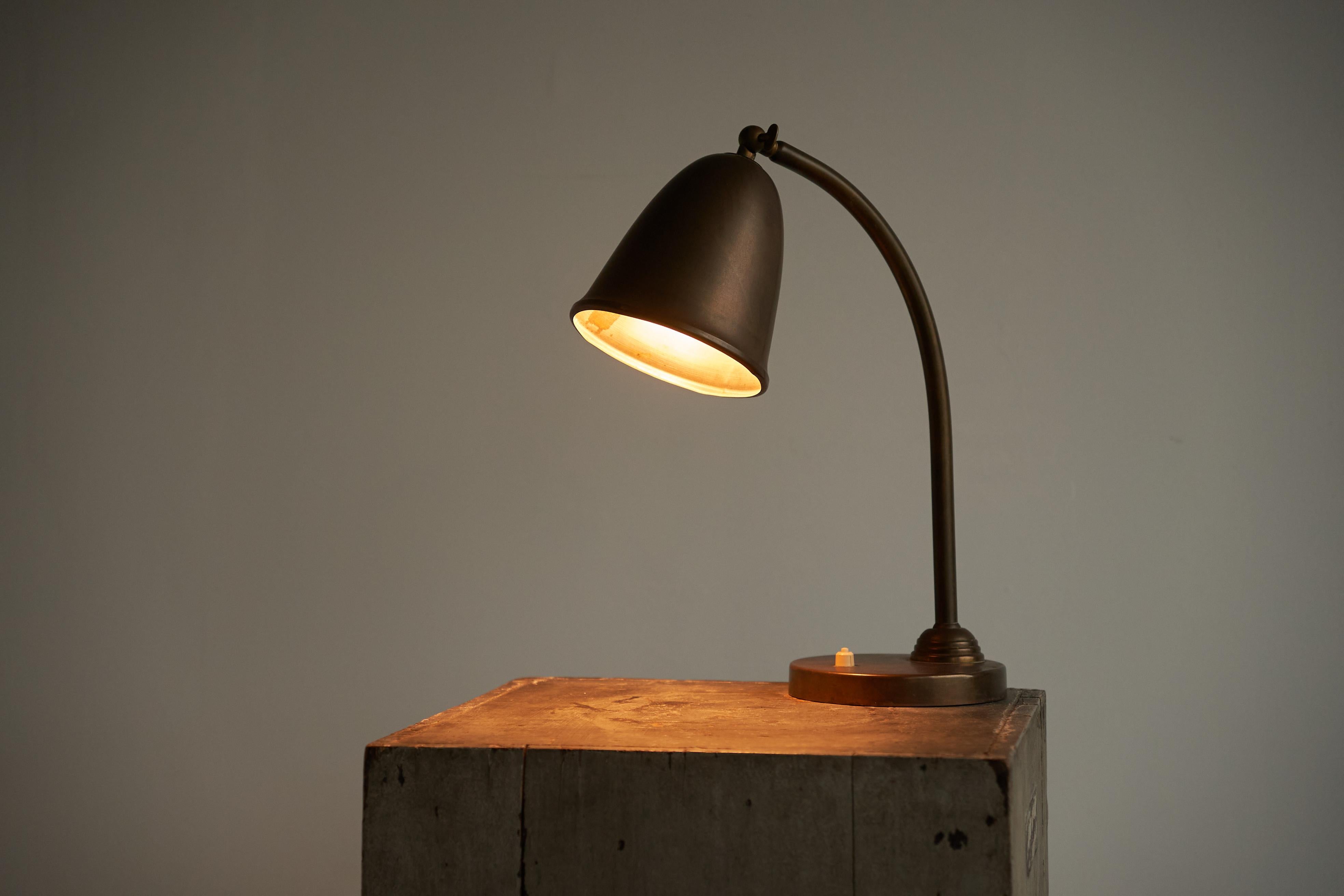 Bell Shaped Table Lamp in Patinated Brass The Netherlands 1930s

This is a very elegant yet understated 1930s table lamp by KMD Daalderop, The Netherlands.

It is just a very simple design with a base, rounded stem and a bell shaped articulating