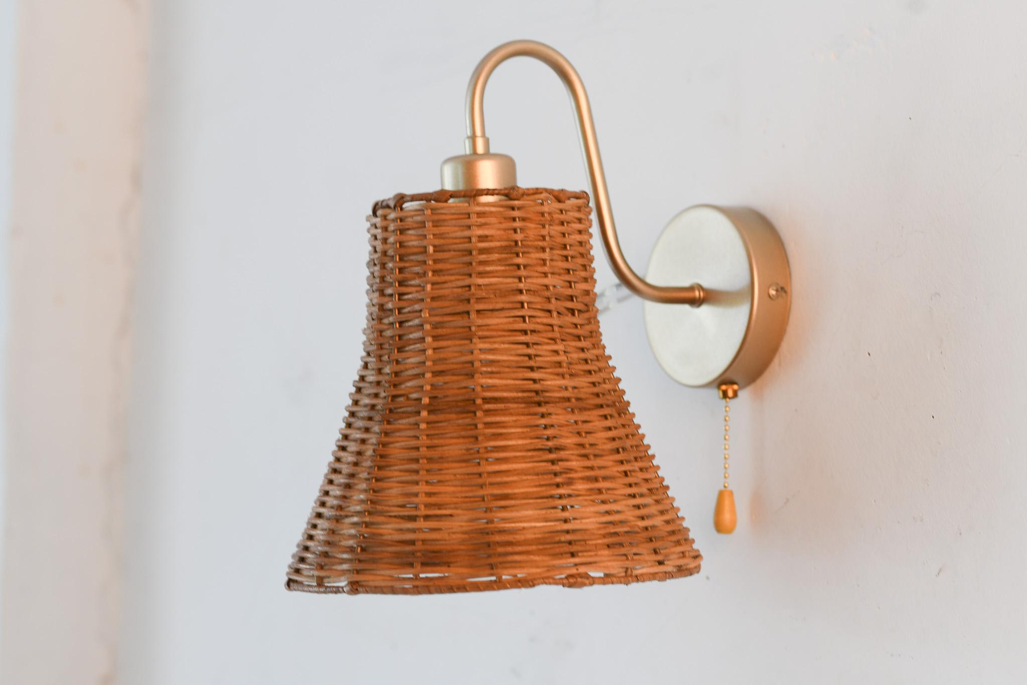 Mid-Century moderno Lampada da parete in vimini a forma di campana in vendita