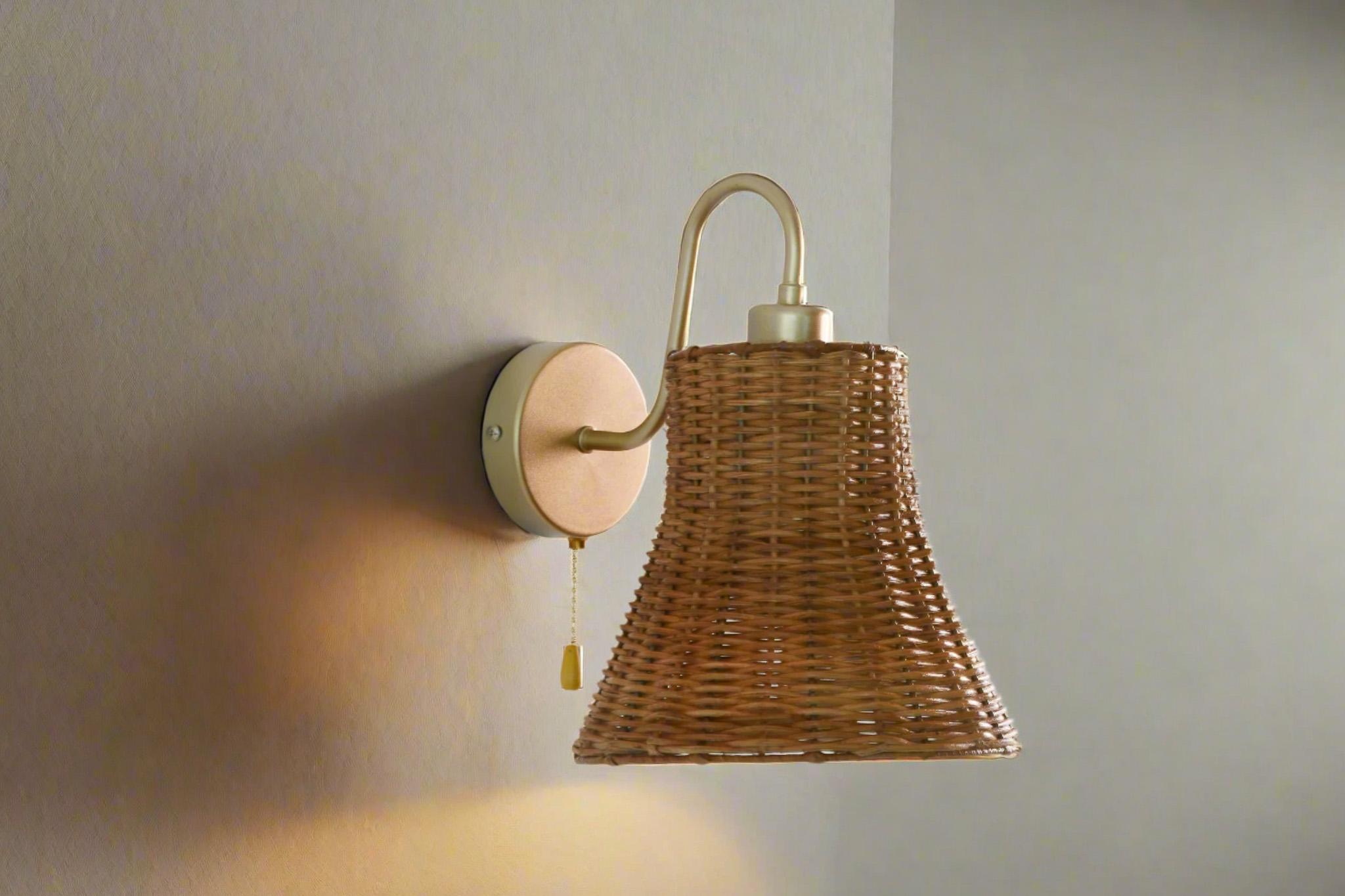 Filippino Lampada da parete in vimini a forma di campana in vendita