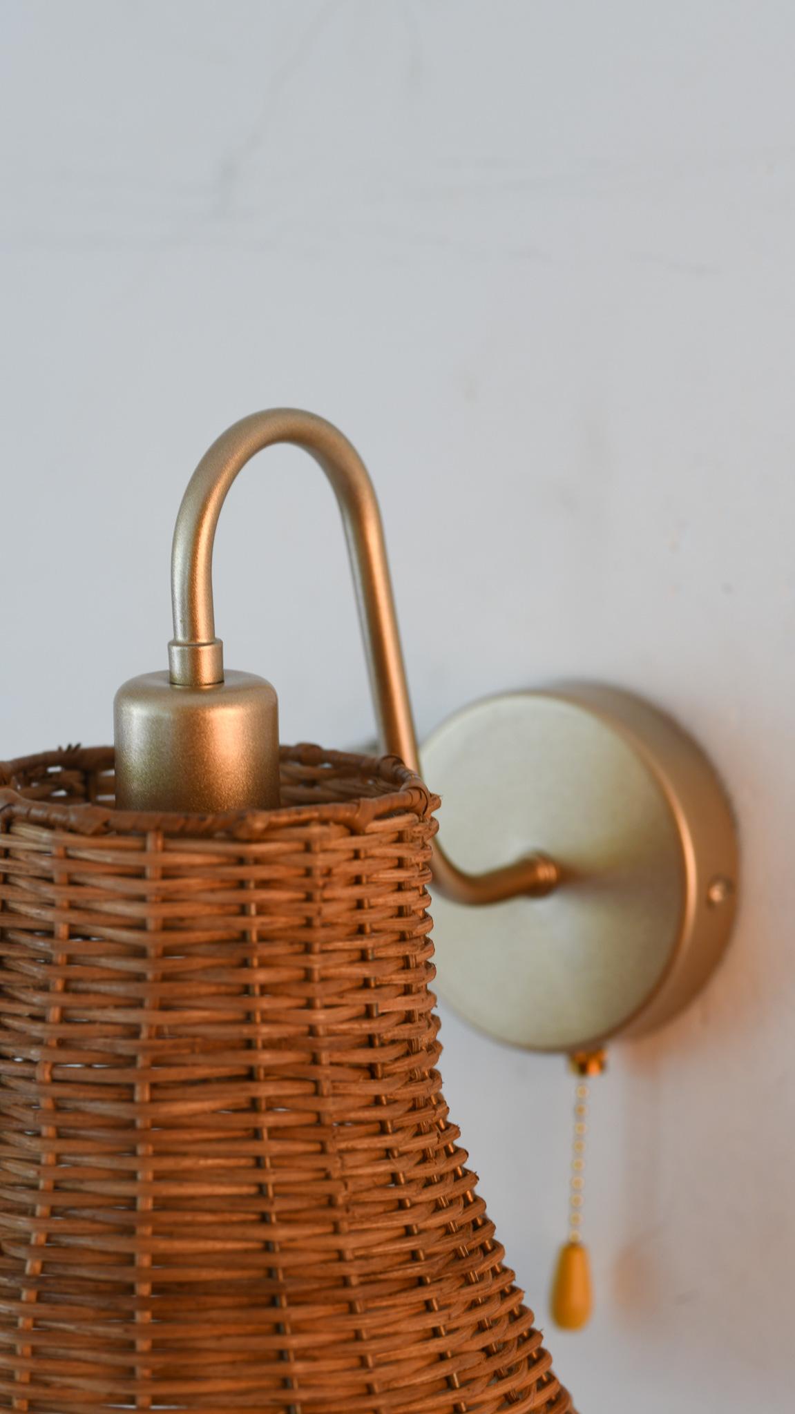 Fatto a mano Lampada da parete in vimini a forma di campana in vendita