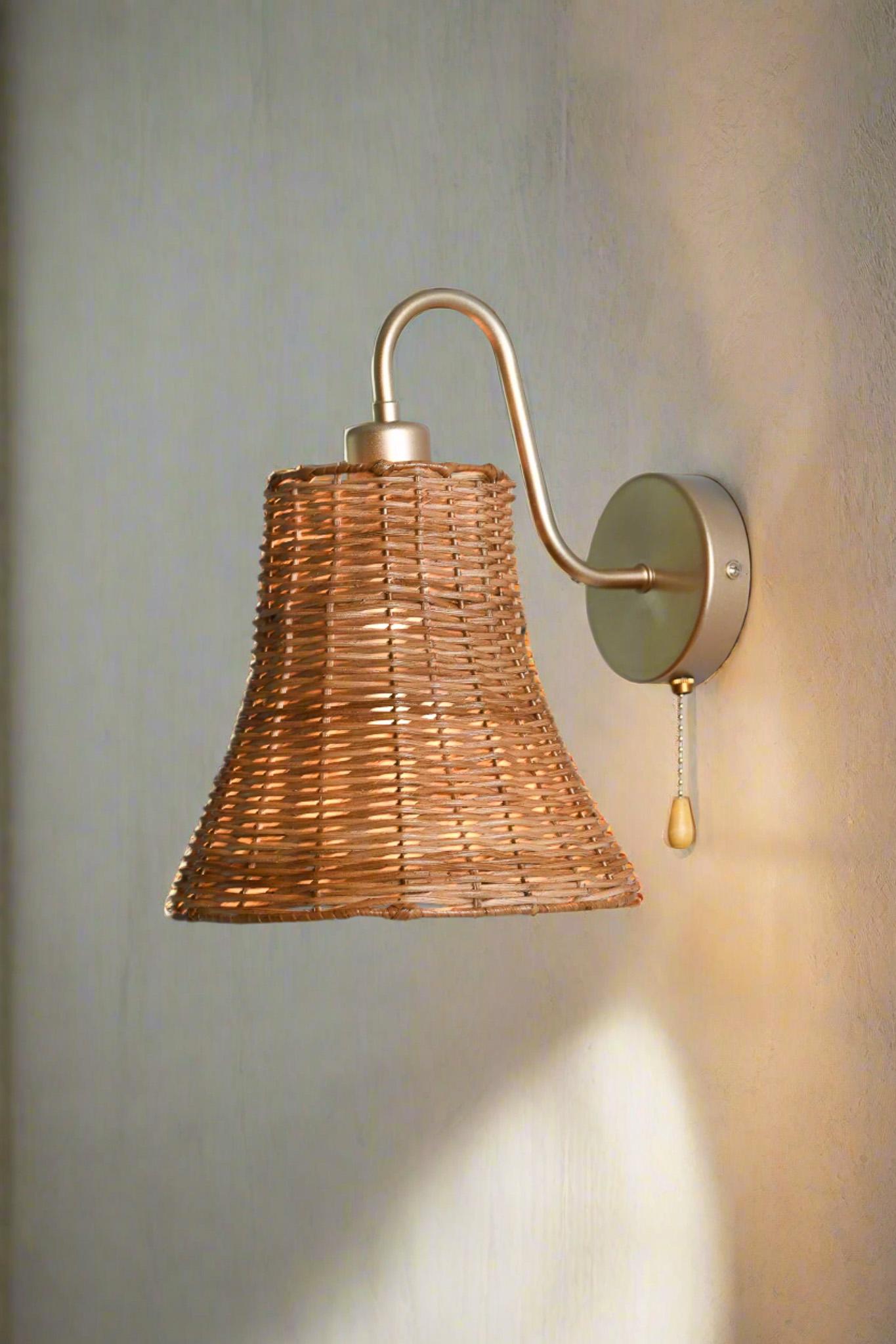 Lampada da parete in vimini a forma di campana in vendita 1