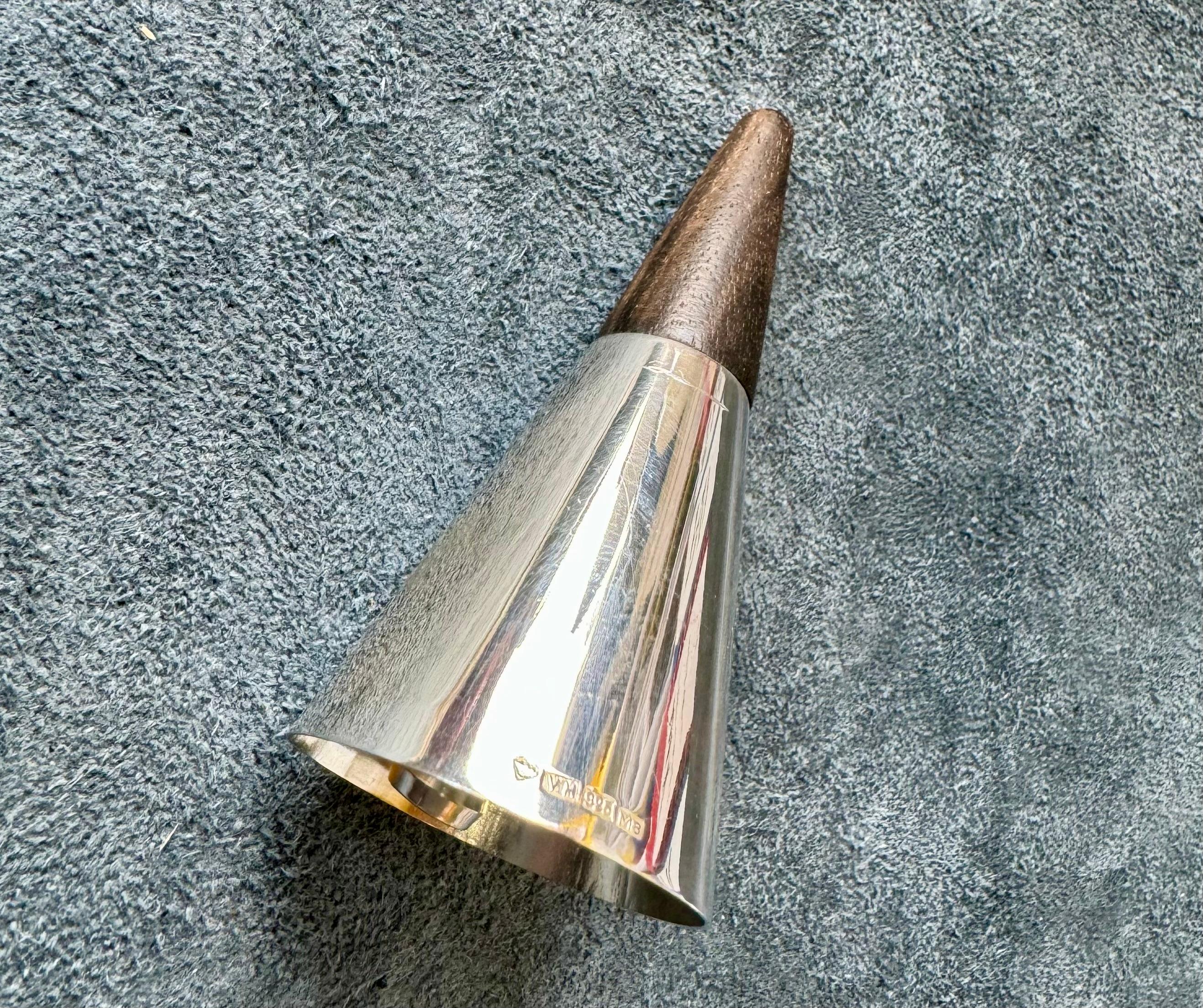 Campana Silver e Teak
Prodotto in Finlandia.
Väinö Hamari autore 1998
La campana reca l'incisione AH 10.5.91 PL. ry