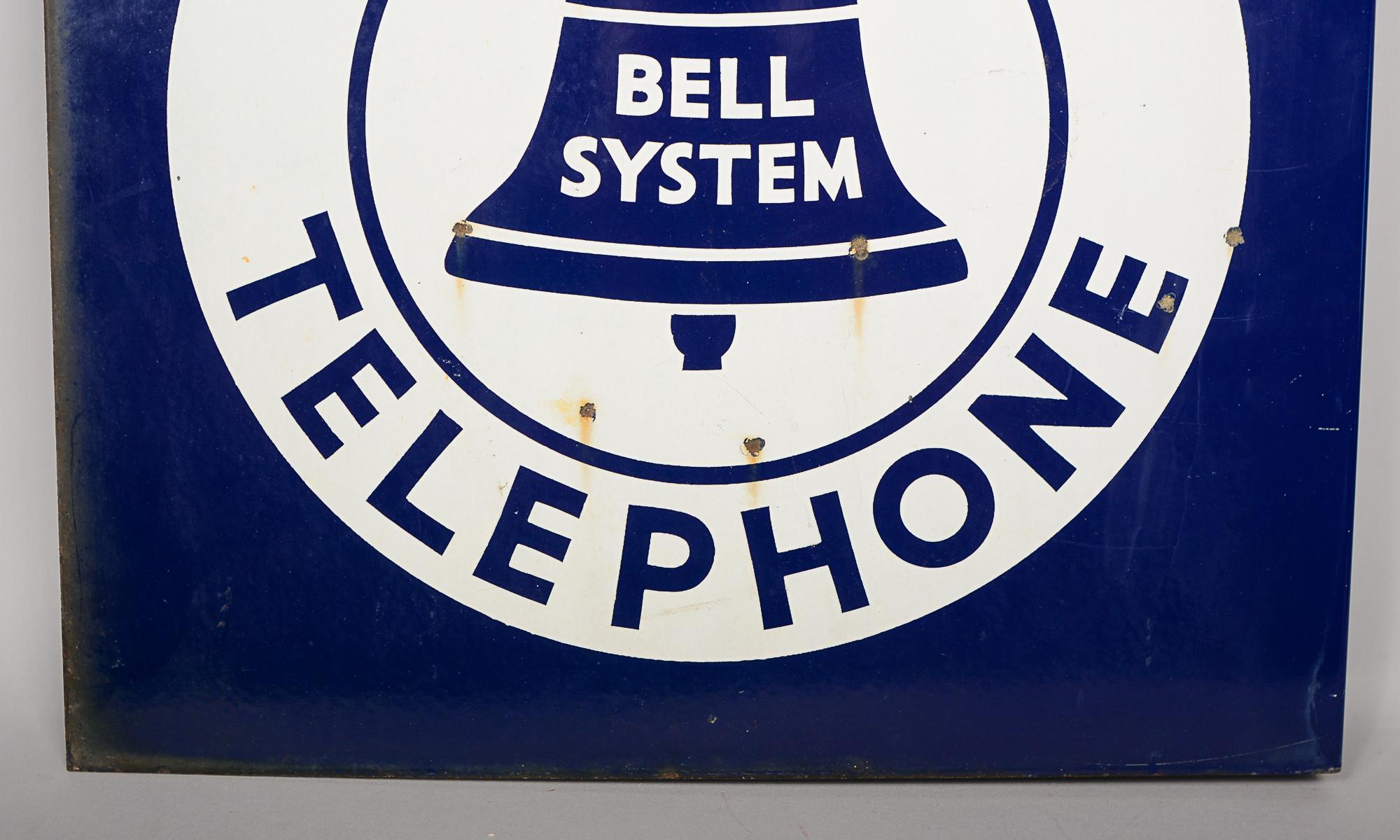 Bell System Telephone Enseigne en porcelaine à bride double face en vente 1