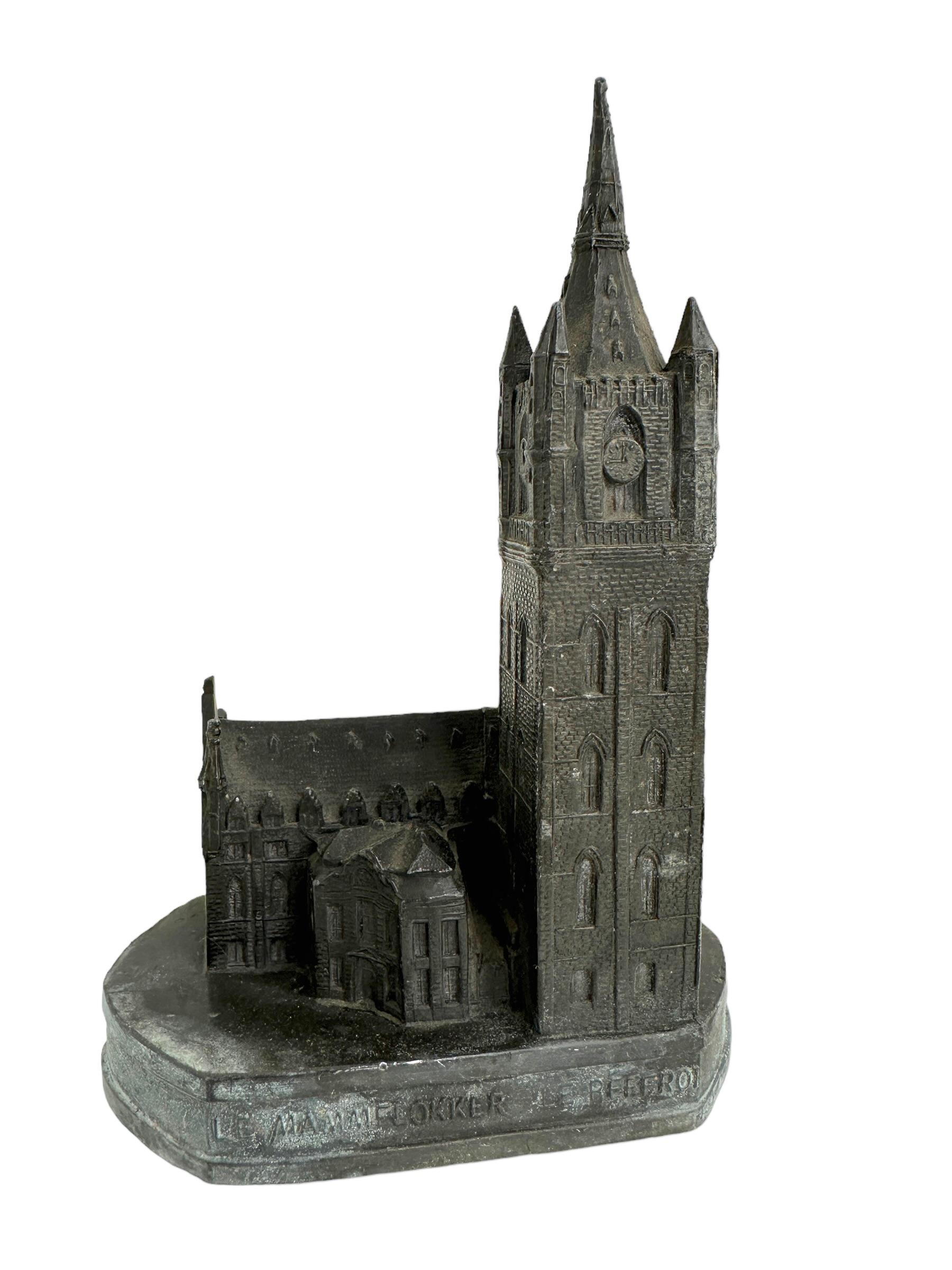 Una escultura decorativa del edificio como recuerdo. Algo de desgaste con una bonita pátina, pero esto se debe a la edad. De metal. Este artículo se compró como recuerdo en un Gran Tour por Europa y probablemente se fabricó en la década de 1930 o