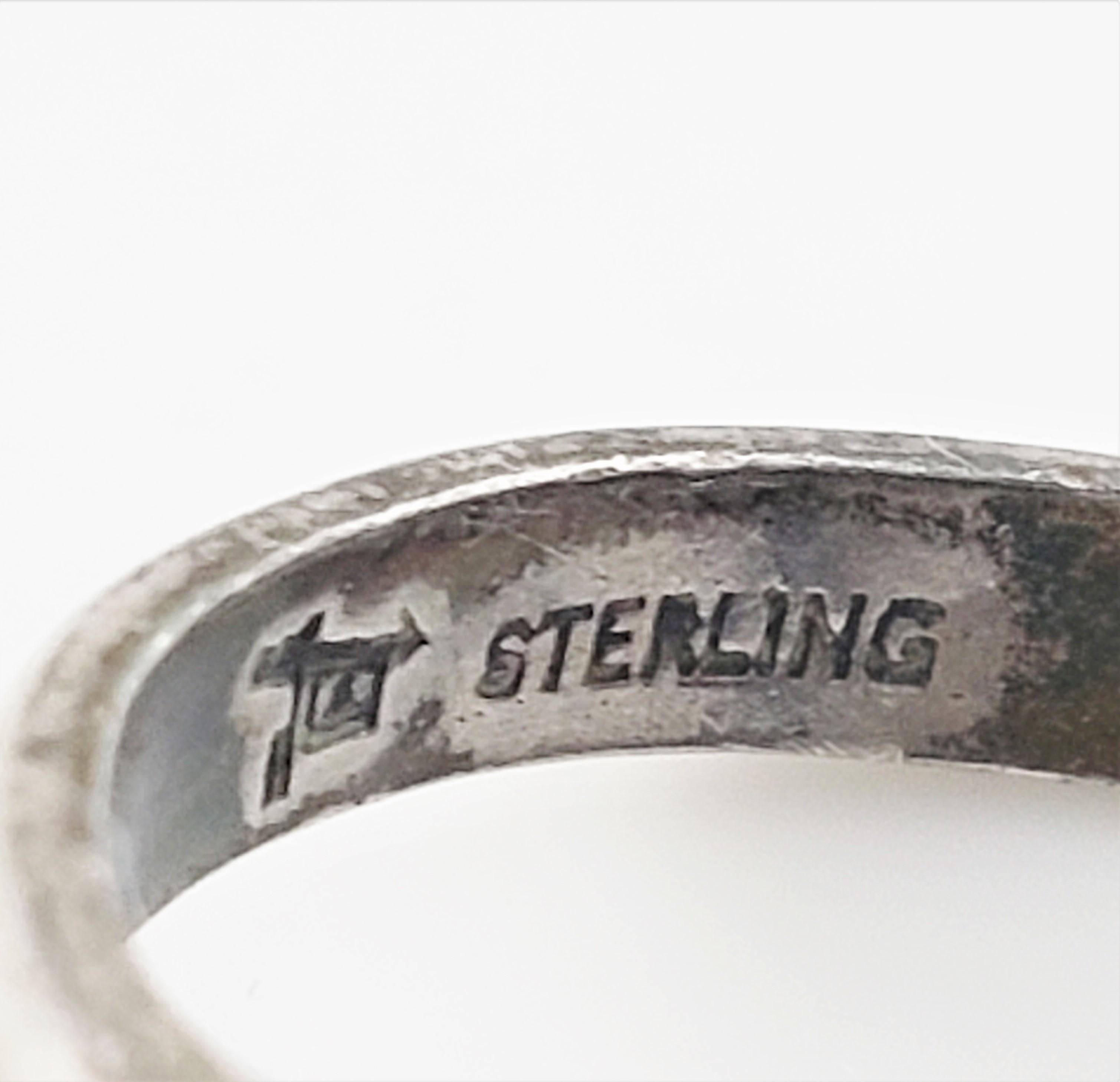 Vintage Bell Trading Post Sterling Silver Linear Ring Size 7.25-

This lovely Bell Trading Post ring is crafted in beautifully detailed sterling silver. Top of ring measures 32 mm x 14 mm. Shank: 3 mm.
* Small dent noted to top of ring.
Ring Size: