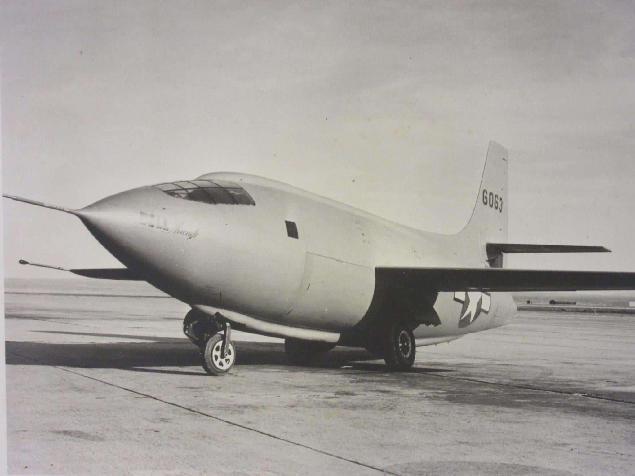 Ein Herstellerfoto eines der historischen X-1 Superschallflugzeuge, die mit Piloten wie dem legendären Charles (Chuck) E. Yeager am 14. Oktober 1947 erstmals die Schallmauer durchbrachen. Das Flugzeug mit der Hecknummer 6063 könnte dasjenige sein,