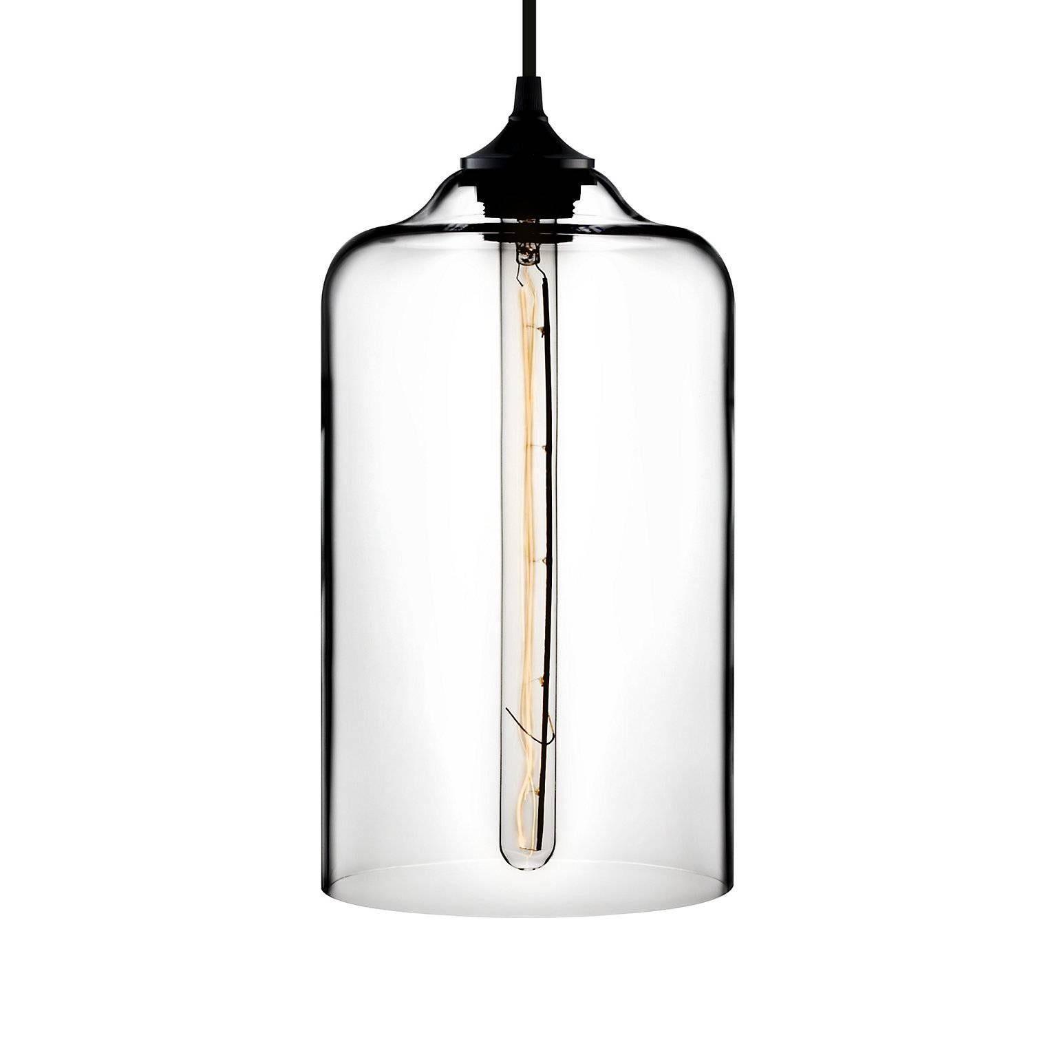 Die Bell Jar und ihr schlankeres Pendant, die Bella, zelebrieren das ikonische Design und werfen herrliche Lichtstrahlen aus, die ebenso warm wie einladend sind. Jede einzelne Glas-Pendelleuchte von Niche wird von echten Menschen in einem