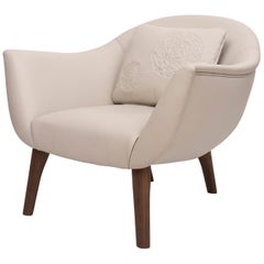 21st Century "Bella" Sand-Beige Leather and Walnut Wood Rest Chair