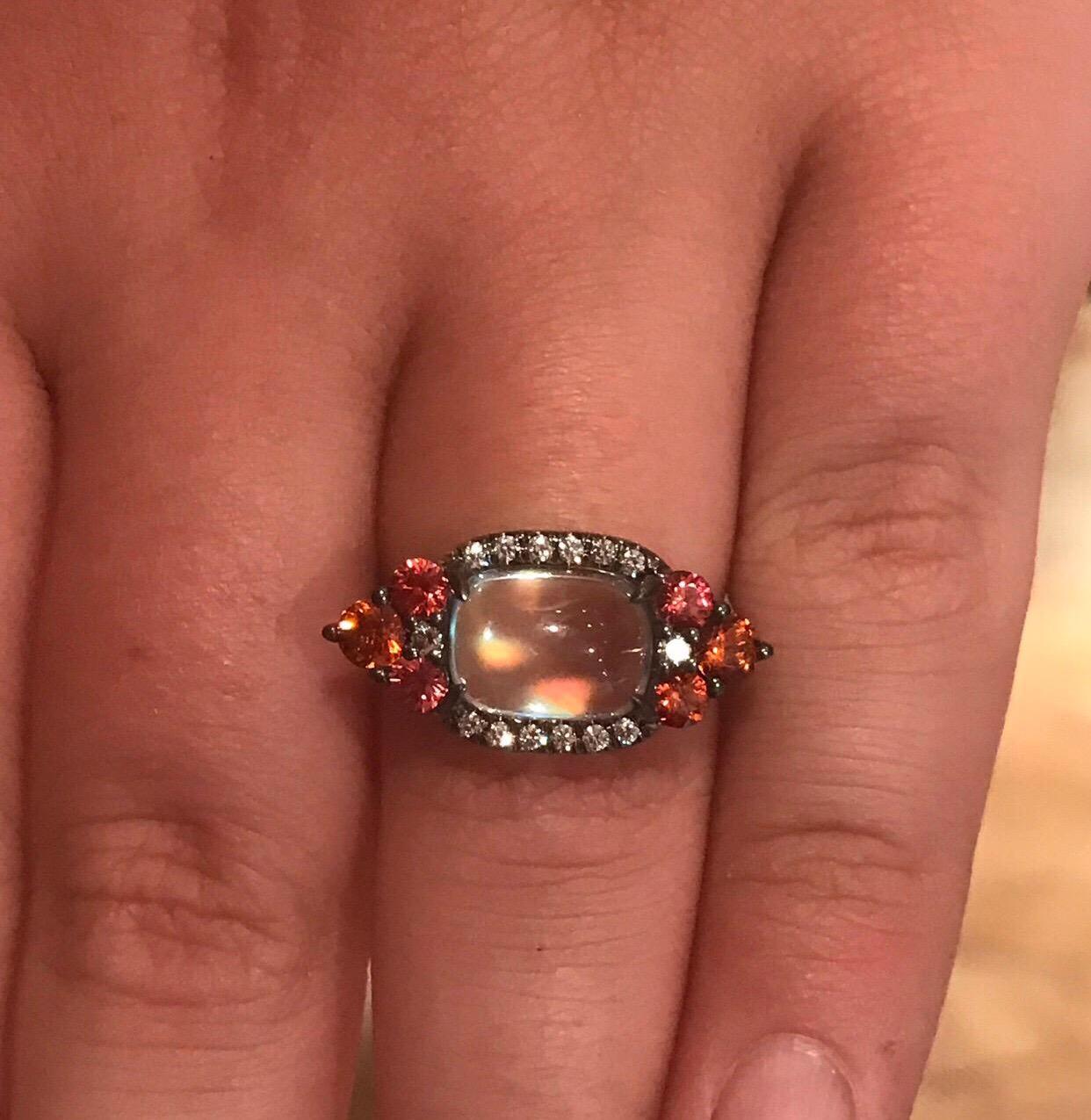 Bella Campbell For Campbellian Collection Regenbogen-Mondsteinring mit orangefarbenem Saphir und Diamantakzent in 18 K Weißgold. Der schöne Regenbogen-Mondstein in der Mitte hat einen einzigartigen orangefarbenen Glanz:: mit der Bewegung bekommt der