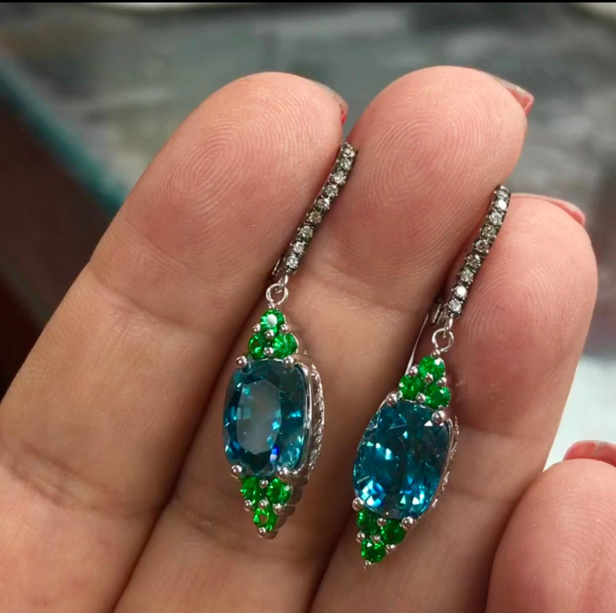 Bella Campbells Campbellianische baumelnde Ohrringe mit blauem Zirkon und Tsavorit Diamant (Zeitgenössisch) im Angebot