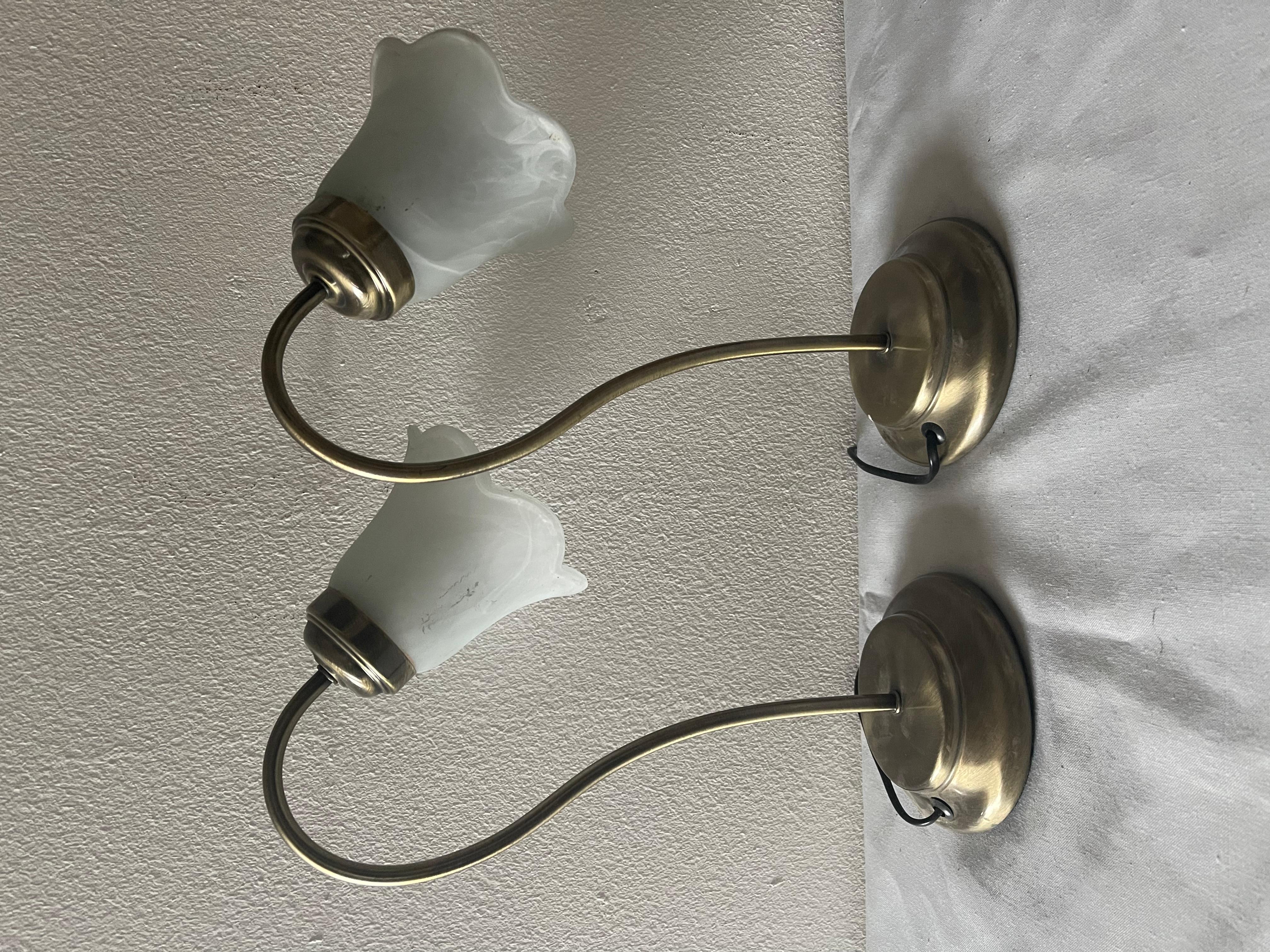 Bella coppia di lampade da tavolo in vetro stile tulip italiano degli anni '80 en venta 2