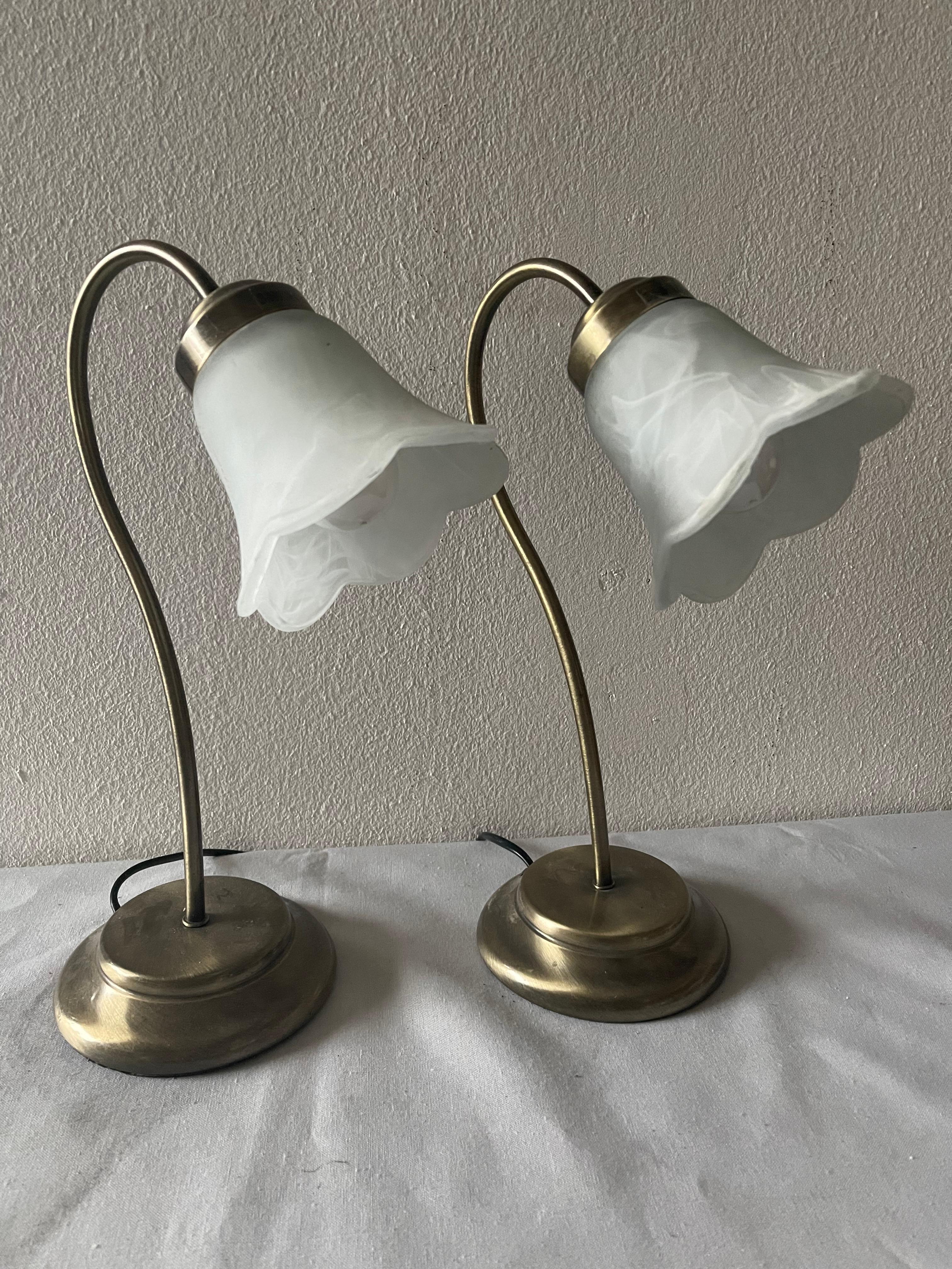 Bella coppia di lampade da tavolo in vetro stile tulip italiano degli anni '80 Moderno de mediados de siglo en venta