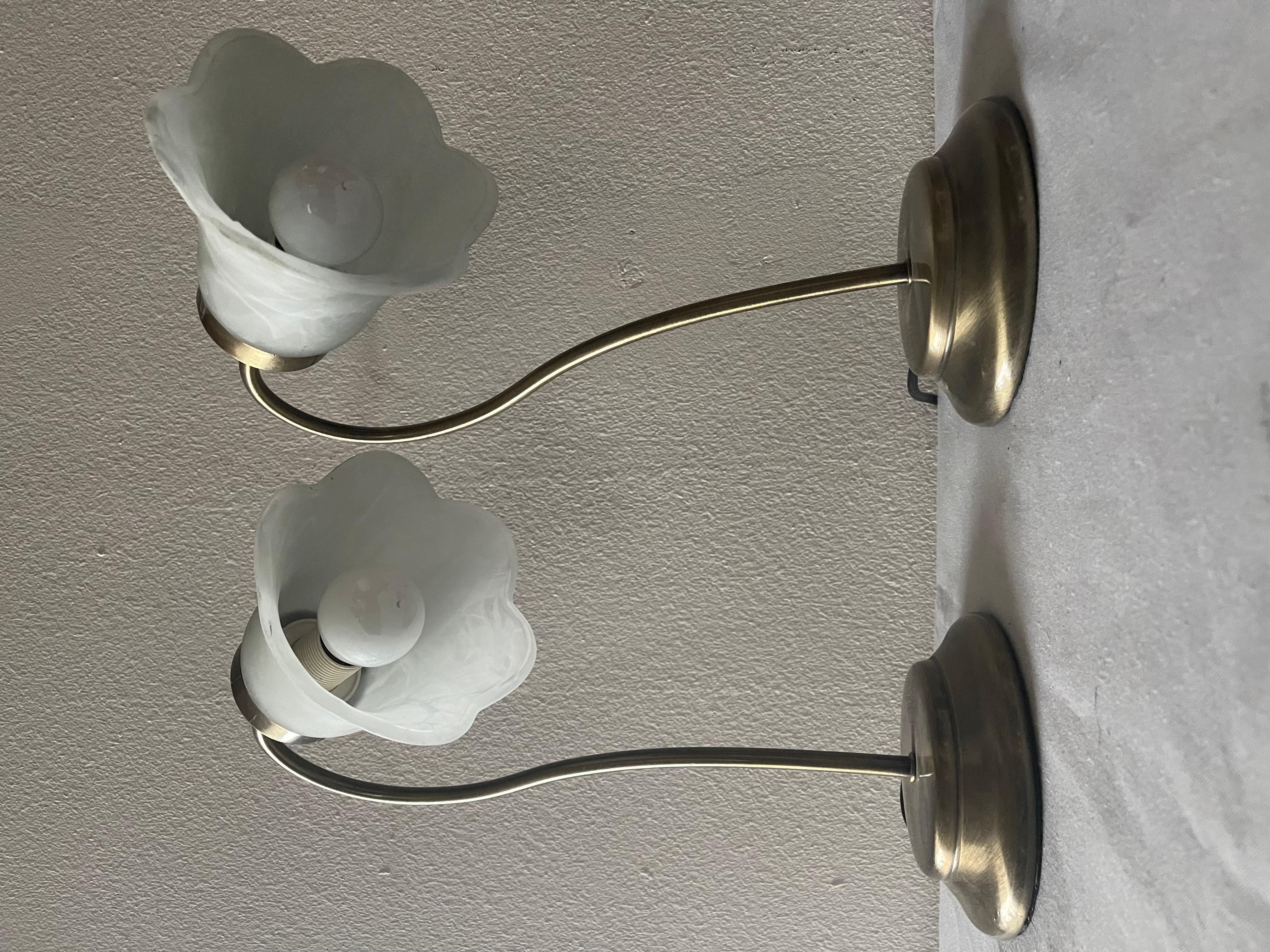 Bella coppia di lampade da tavolo in vetro stile tulip italiano degli anni '80 20th Century en venta