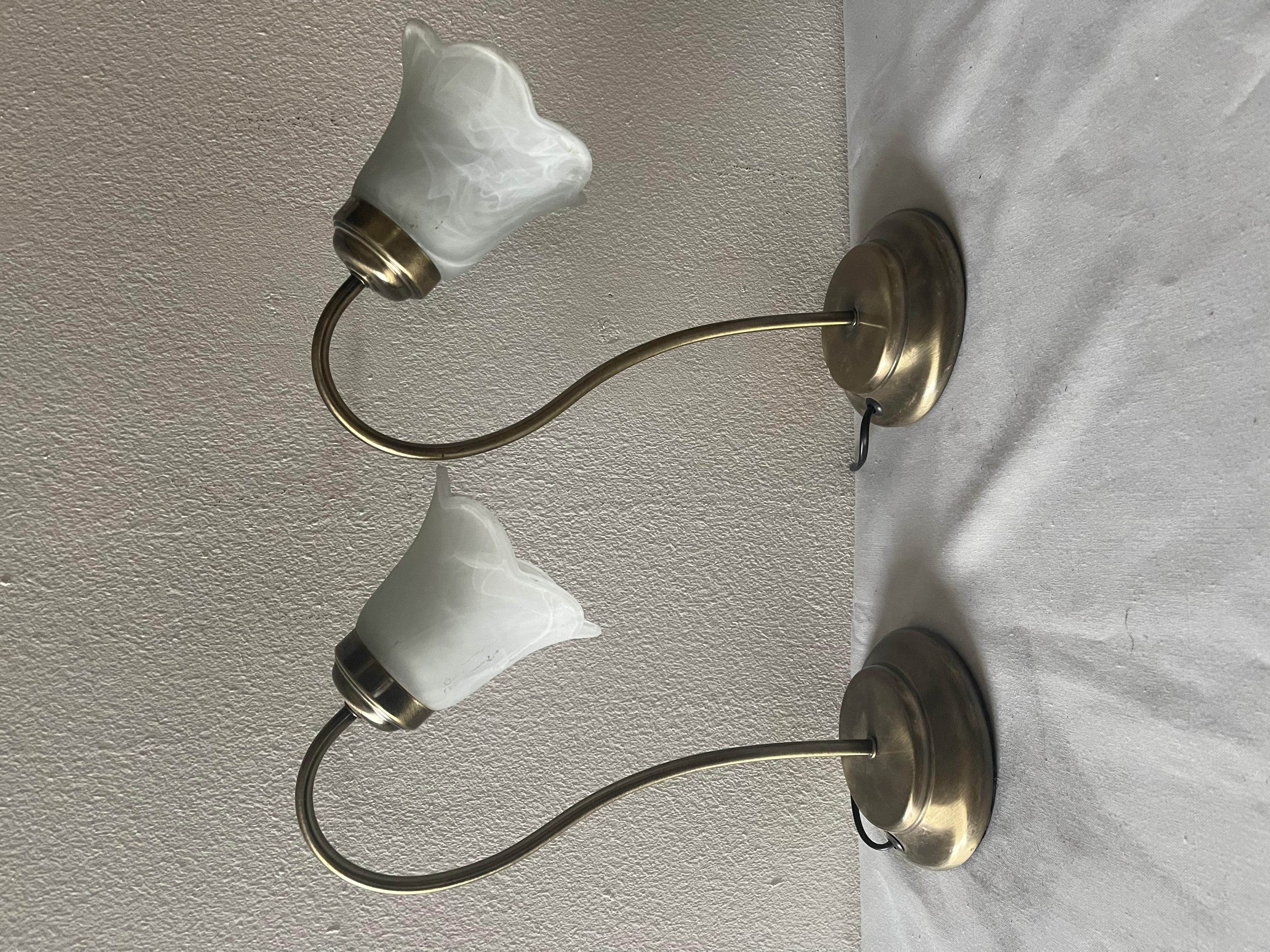 Bella coppia di lampade da tavolo in vetro stile tulip italiano degli anni '80 en venta 1