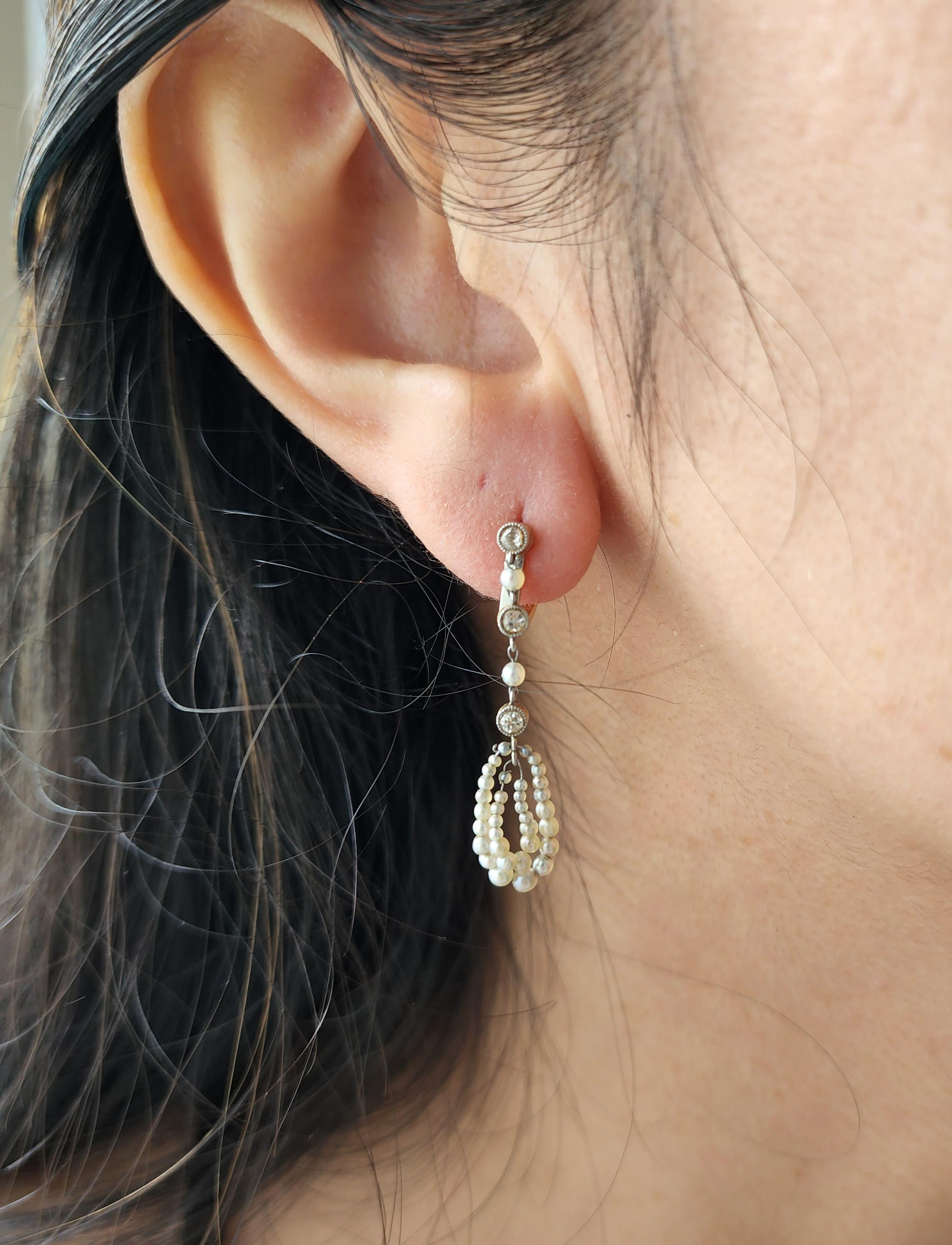 Questi delicati orecchini a goccia Belle Époque, risalenti al XIX secolo (circa 1860-1900), sono splendidamente realizzati in oro giallo 18kt e platino. Ogni orecchino è caratterizzato da una graziosa disposizione di sei diamanti naturali tagliati