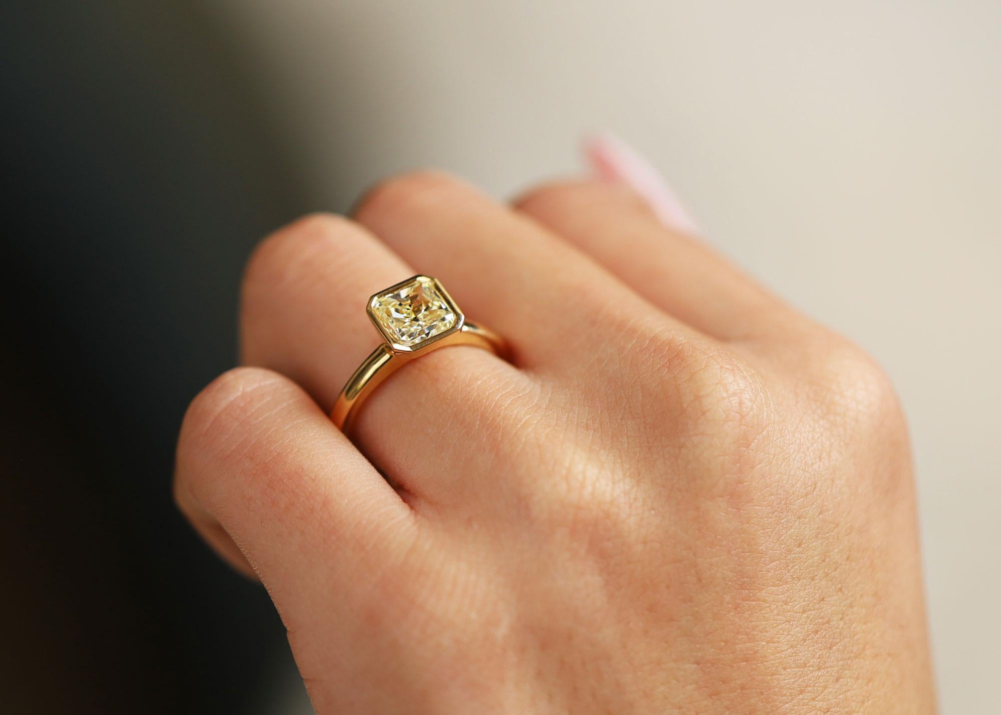Bella Rosa Estate Jewelers Verlobungsring, 2,09 Karat gelber Diamant Solitär (Radiantschliff) im Angebot