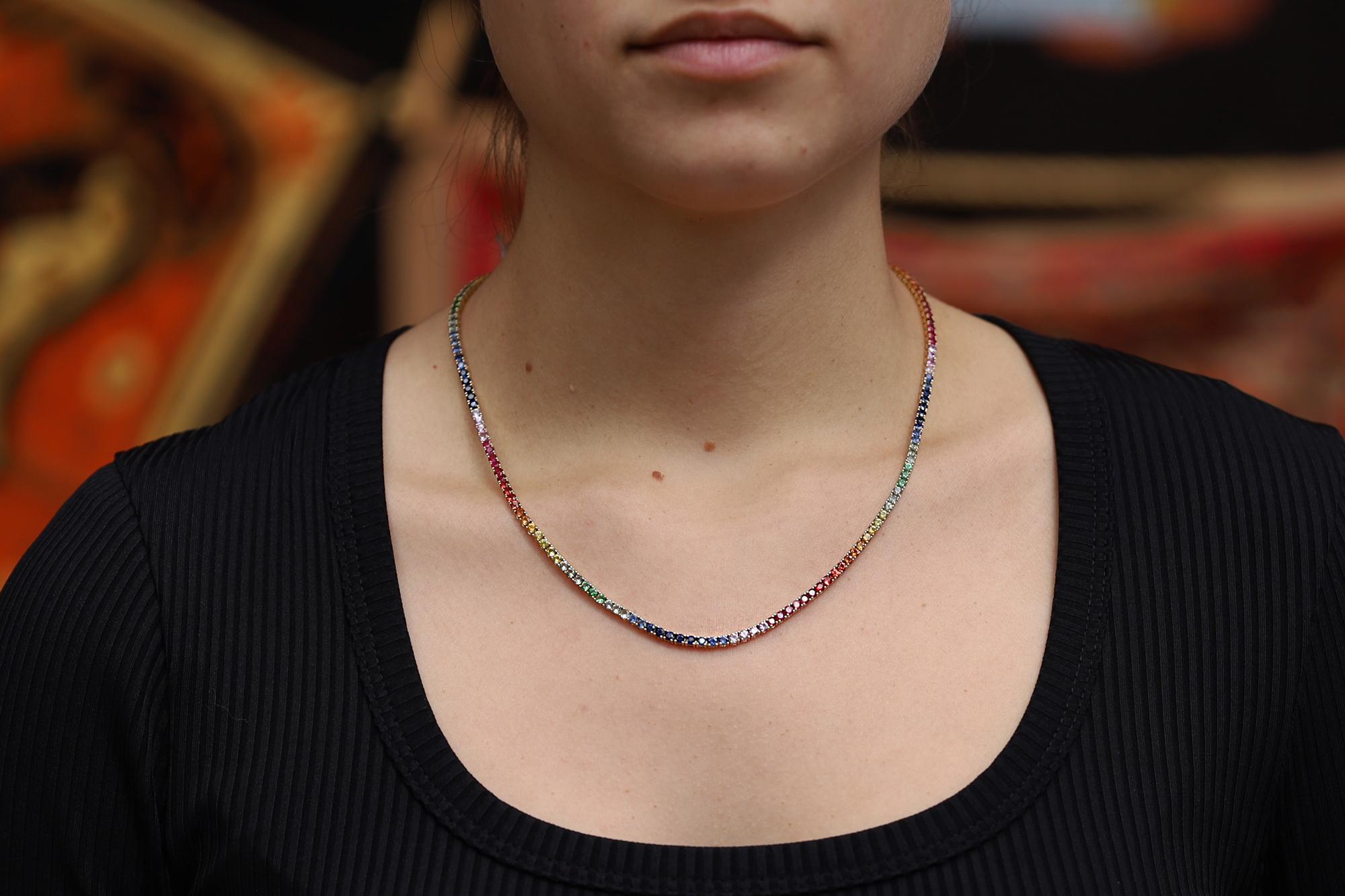 Ein Band aus Regenbogenfarben umgibt Ihren Hals mit unserer mehrfarbigen Saphir-Riviera-Tennis-Halskette. Diese seltenen Edelsteine mit einem Gesamtgewicht von 14,60 Karat stammen von 4 Kontinenten und 2 Inseln und wurden von unseren Gemmologen