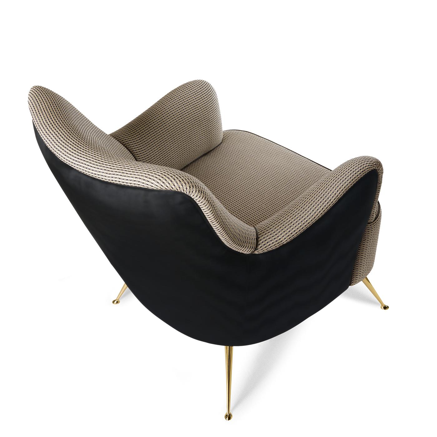 The effortless elegance of midcentury furniture is reinterpreted in this sophisticated armchair that will enrich the look of a modern or vintage-inspired interior. The solid wood structure, with its comfortably tilted backrests and curved armrests,