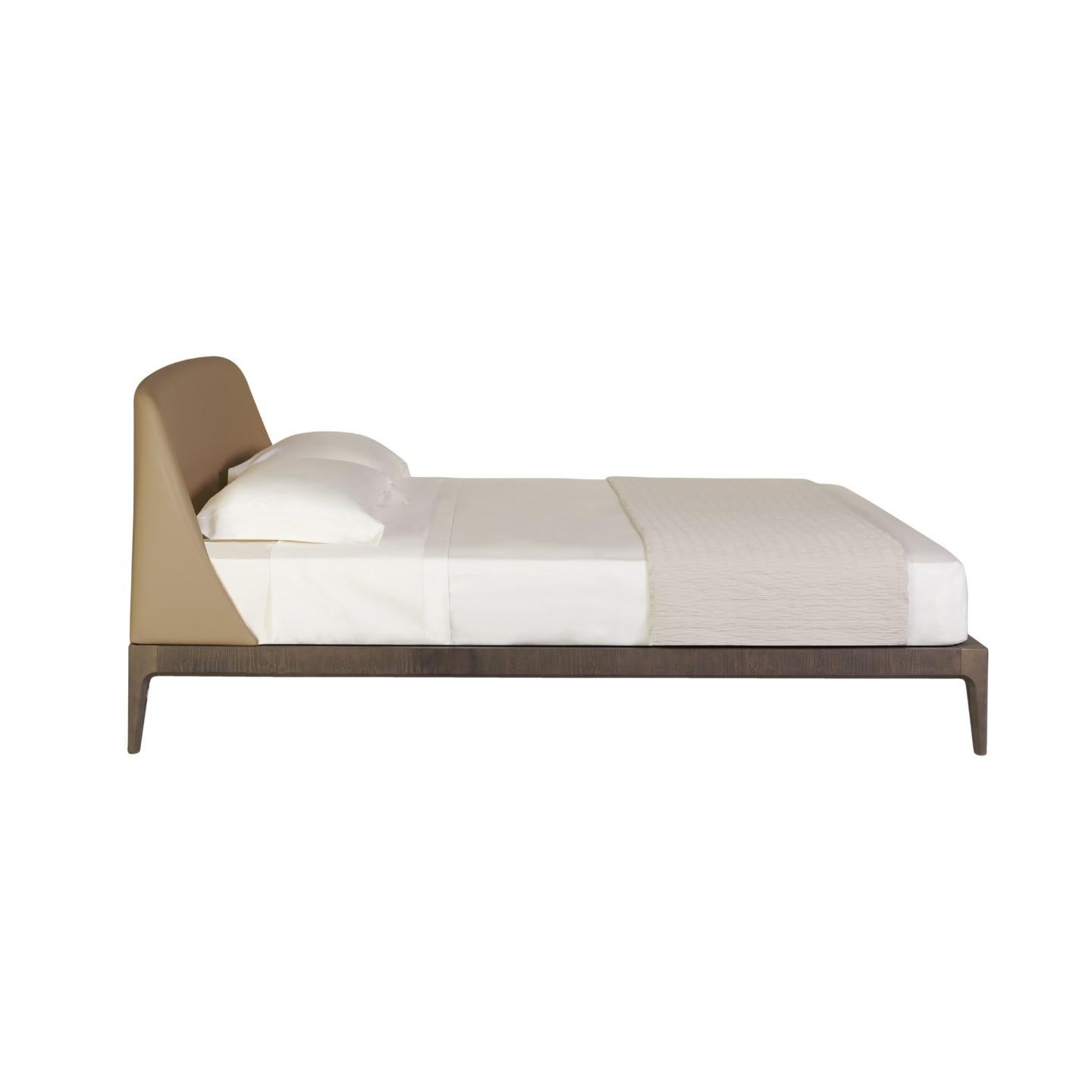 Bellagio contemporary bed made of ashwood with leather or fabric upholstered headboard.
Available in different mattress sizes:
Headboard upholstered with leather, fabric, velvet or COM
Wooden slats mattress support included.
Designed by Libero