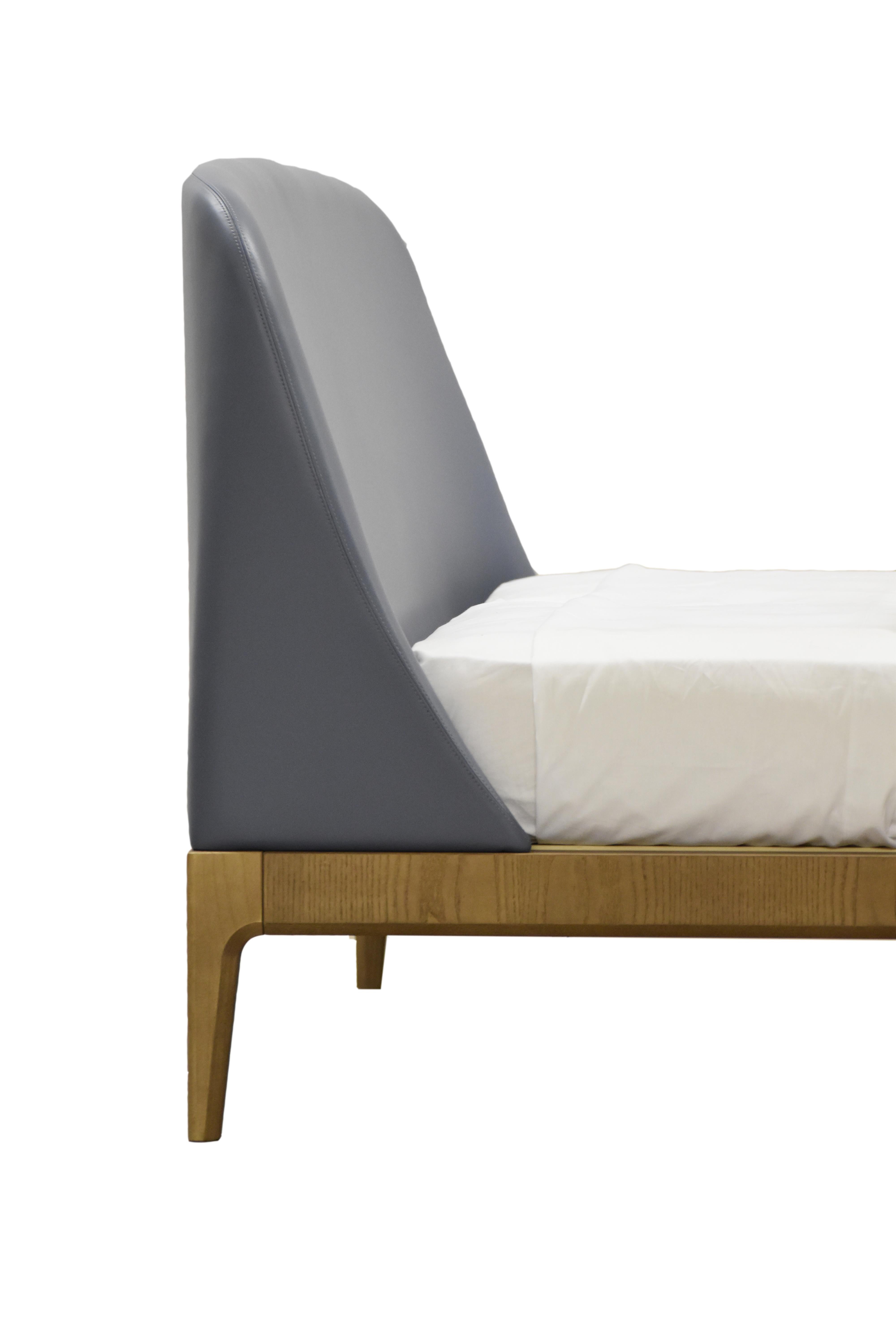 Bellagio Contemporary bed made of ashwood with leather or fabric upholstered headboard.
Available in different sizes (king, quuen, ...), as well as different finishes and coatings
Designed by Libero Rutilo
Made in Italy by Morelato
