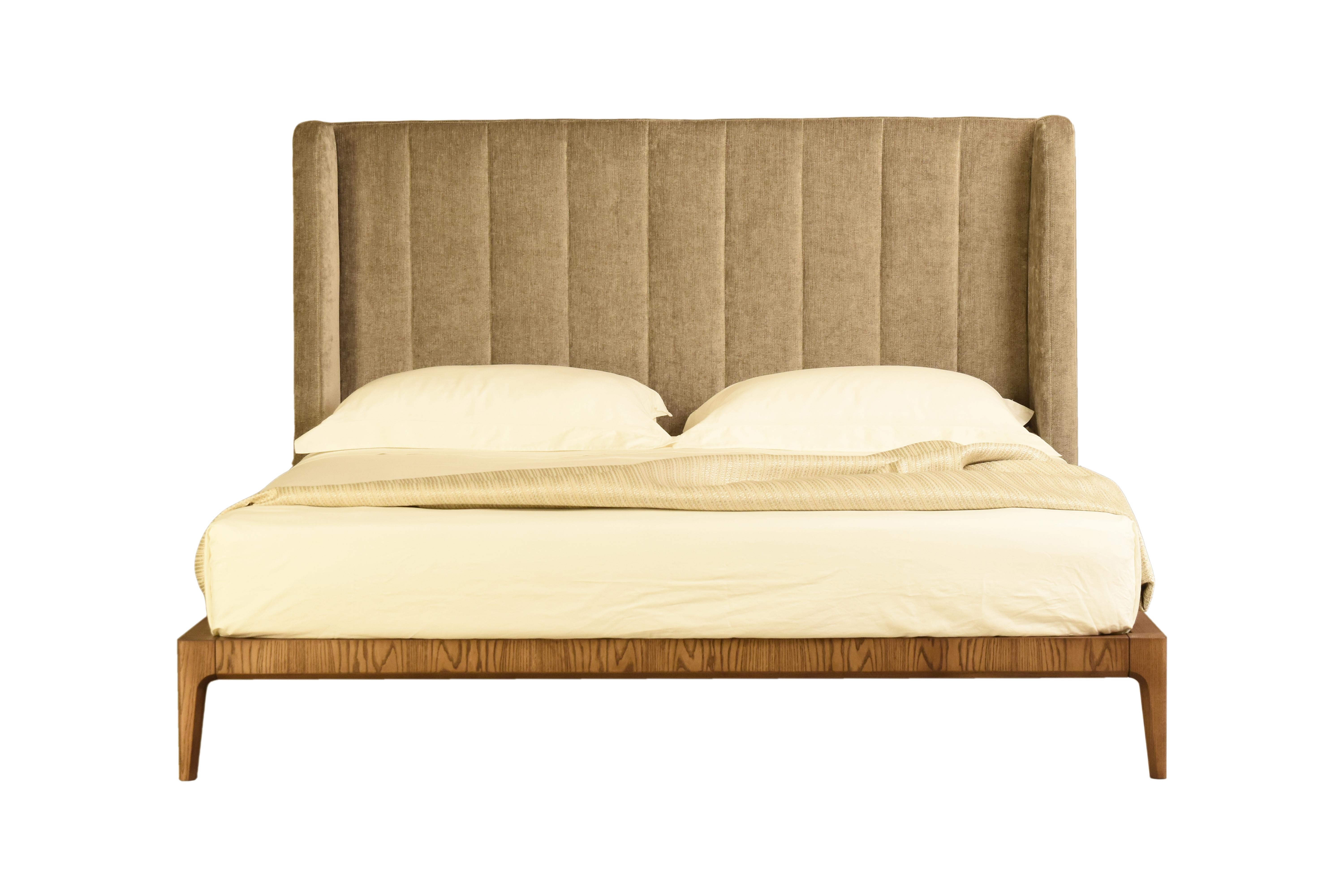 Bellagio contemporary bed made of ashwood with leather or fabric upholstered headboard.
Available in different mattress sizes:
Cal king, king, queen, etc..
Wooden slats mattress support included.
Made in Italy by Morelato