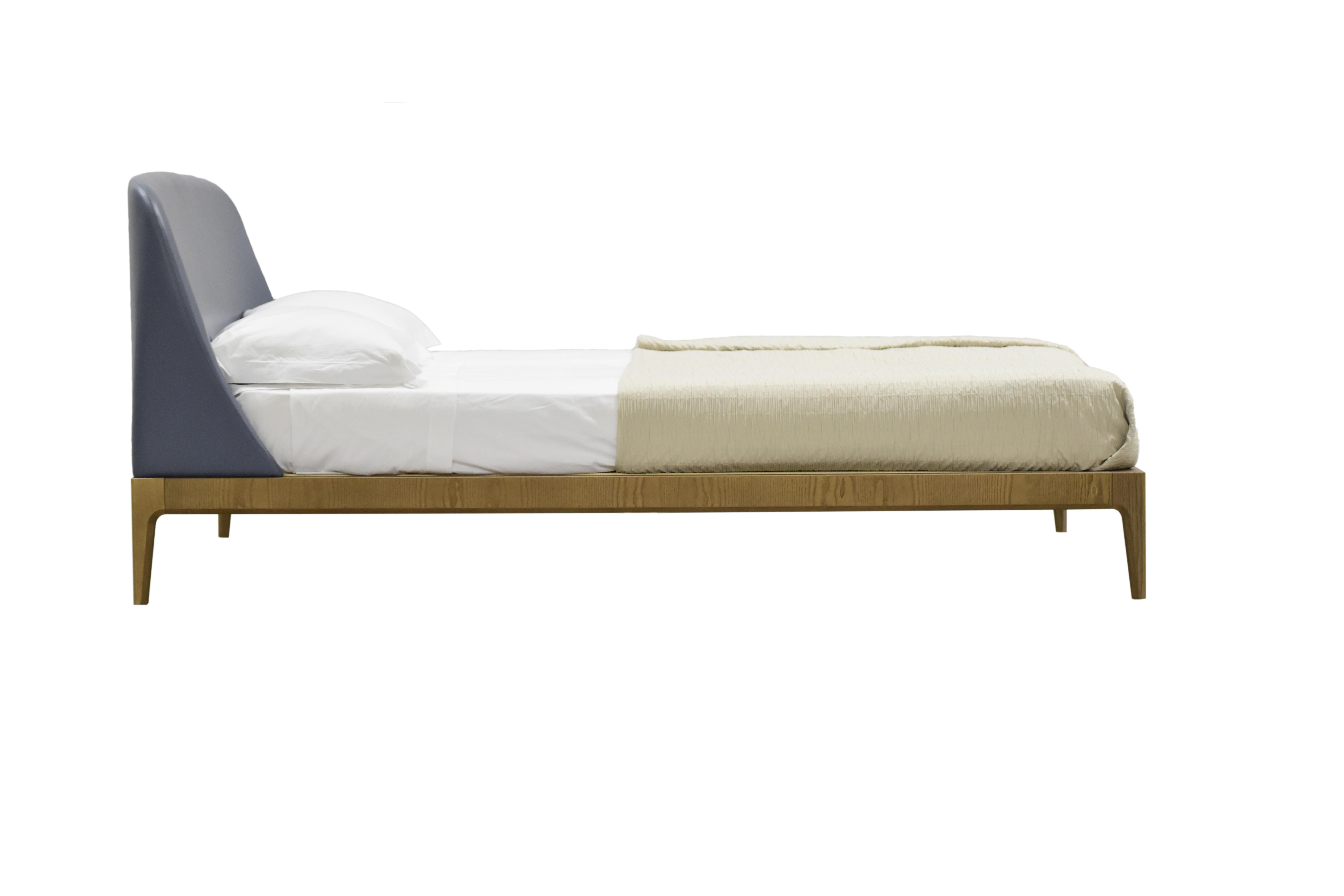 Bellagio  Bett aus Eschenholz mit gepolstertem Kopfteil, von Morelato (Italienisch)