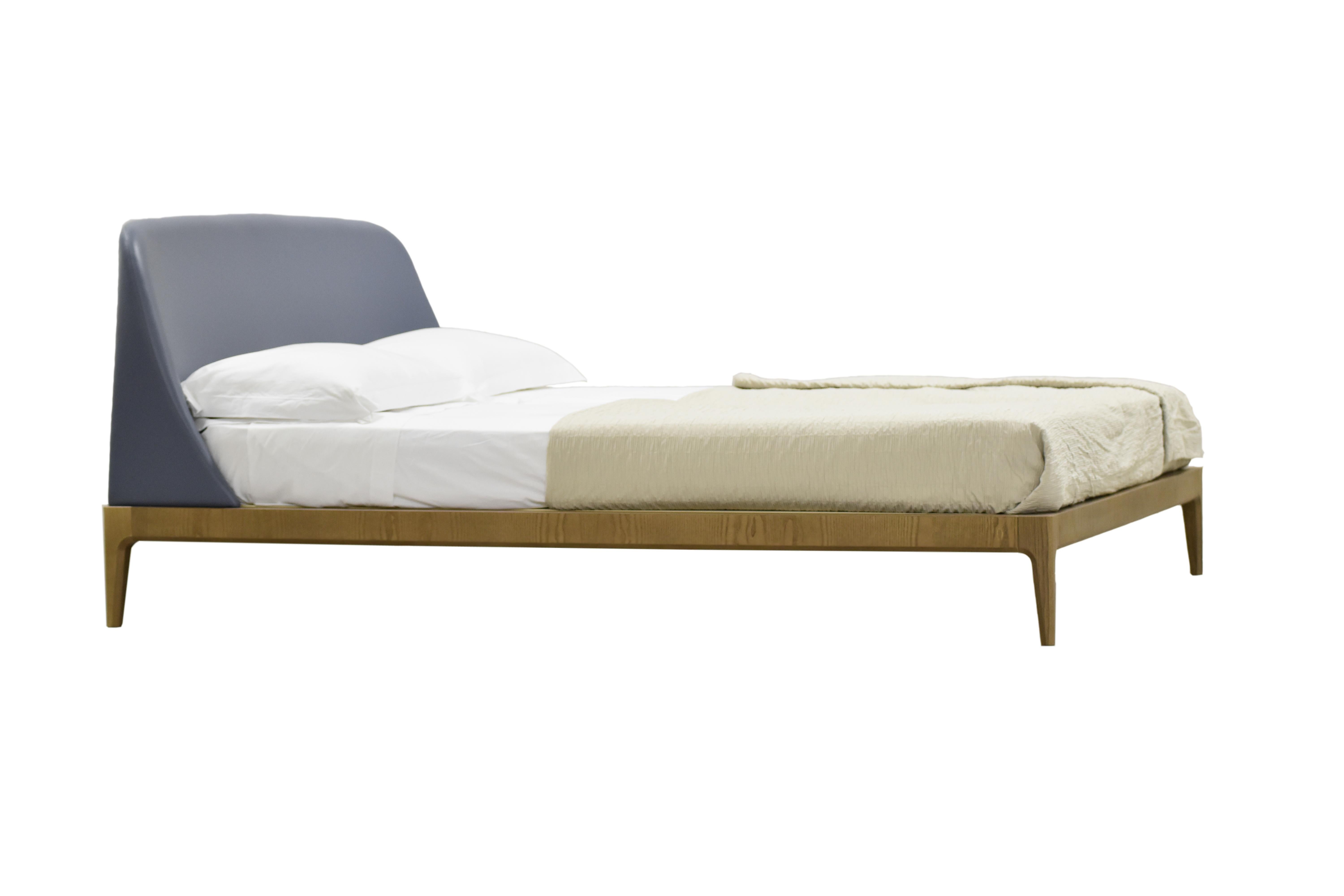 Bellagio  Bett aus Eschenholz mit gepolstertem Kopfteil, von Morelato (21. Jahrhundert und zeitgenössisch)