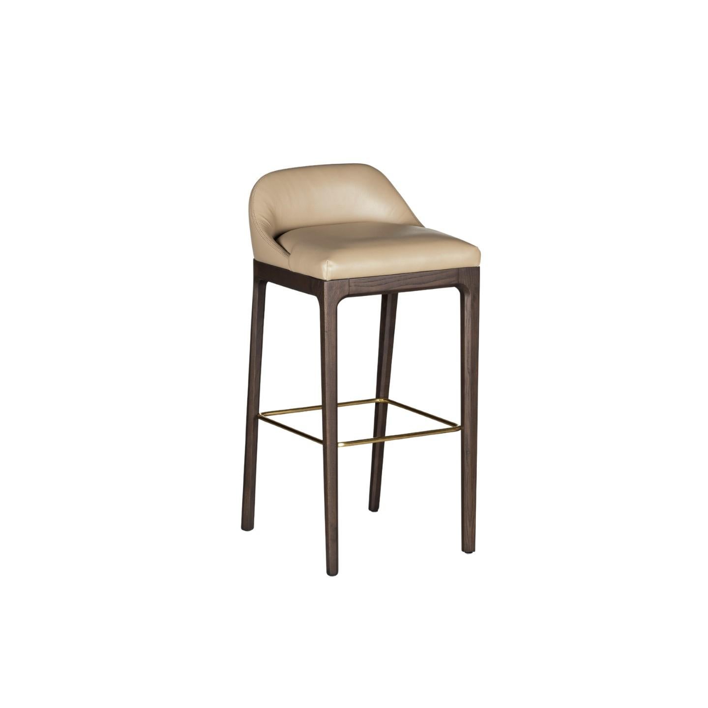 Tabouret de bar Bellagio de style contemporain en bois de frêne avec assise rembourrée en cuir ou en tissu, et repose-pieds en laiton.
Design Libero Rutilo