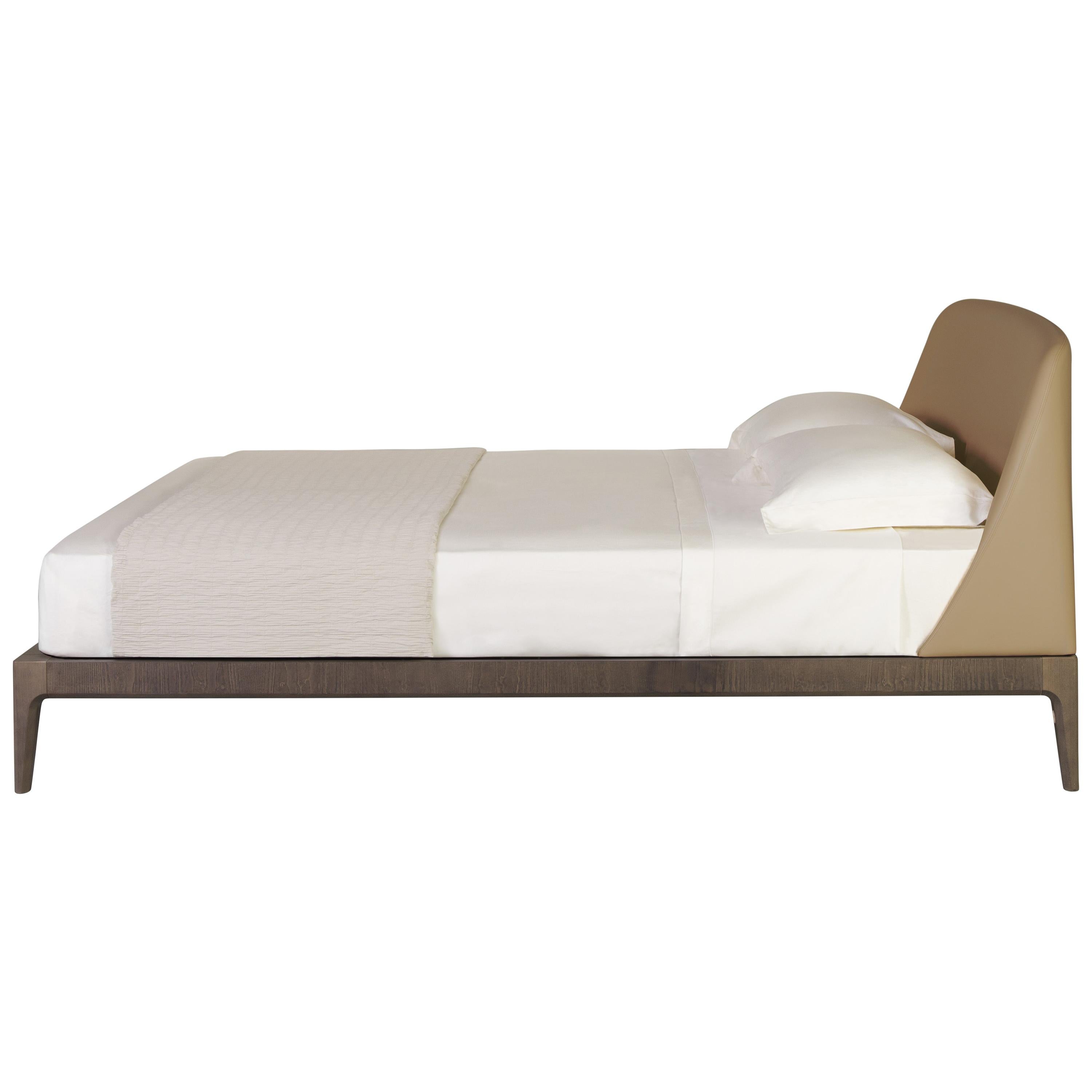 Bellagio by Morelato, Cama de madera de fresno con cabecero tapizado