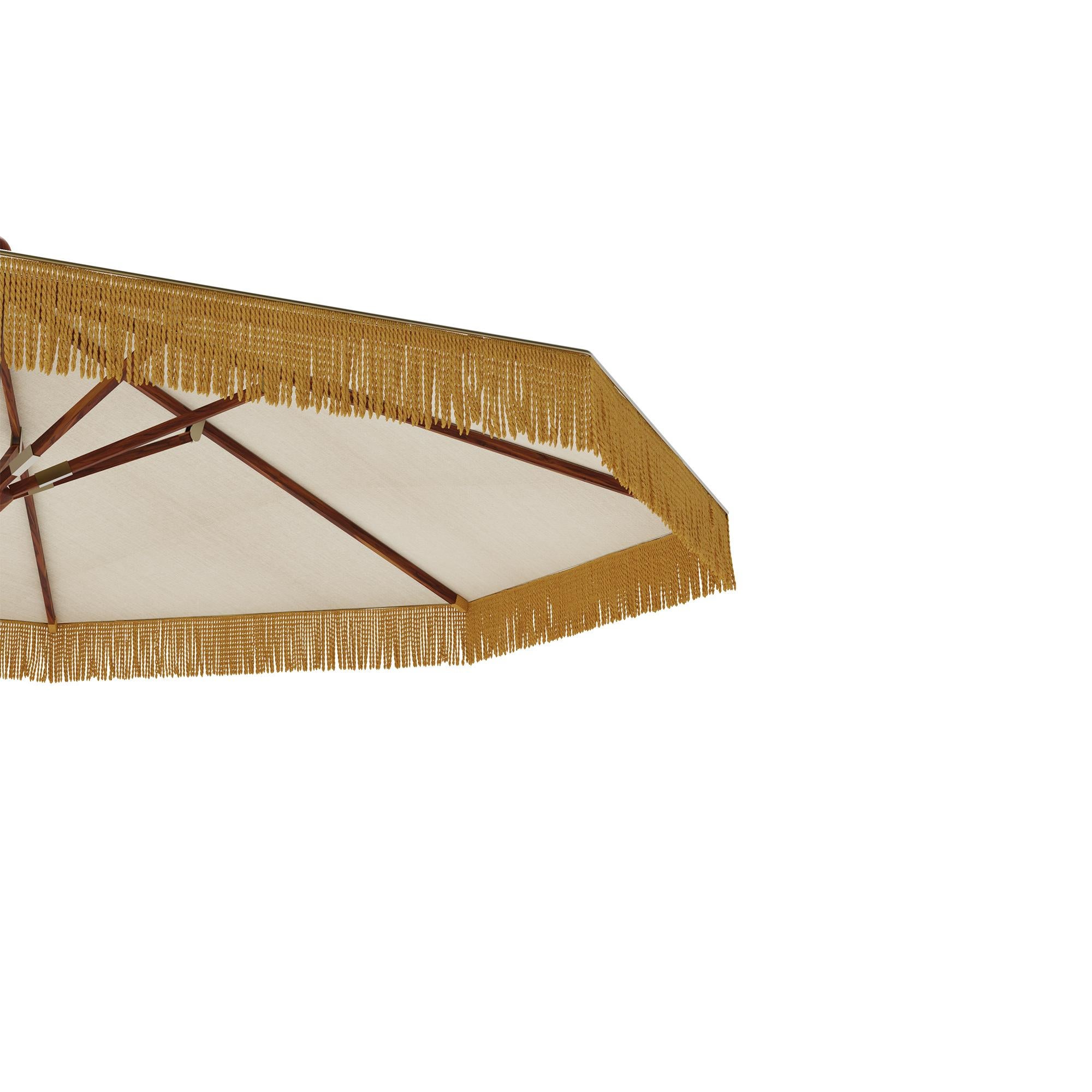 Der Bellagio-Sonnenschirm, der in Zusammenarbeit mit Mediterrazza entwickelt wurde, ist ein raffinierter Ausdruck von Luxusmöbeln für den Außenbereich, mit einem handgefertigten Iroko-Sockel und raffinierten Metalldetails für Langlebigkeit und Stil.