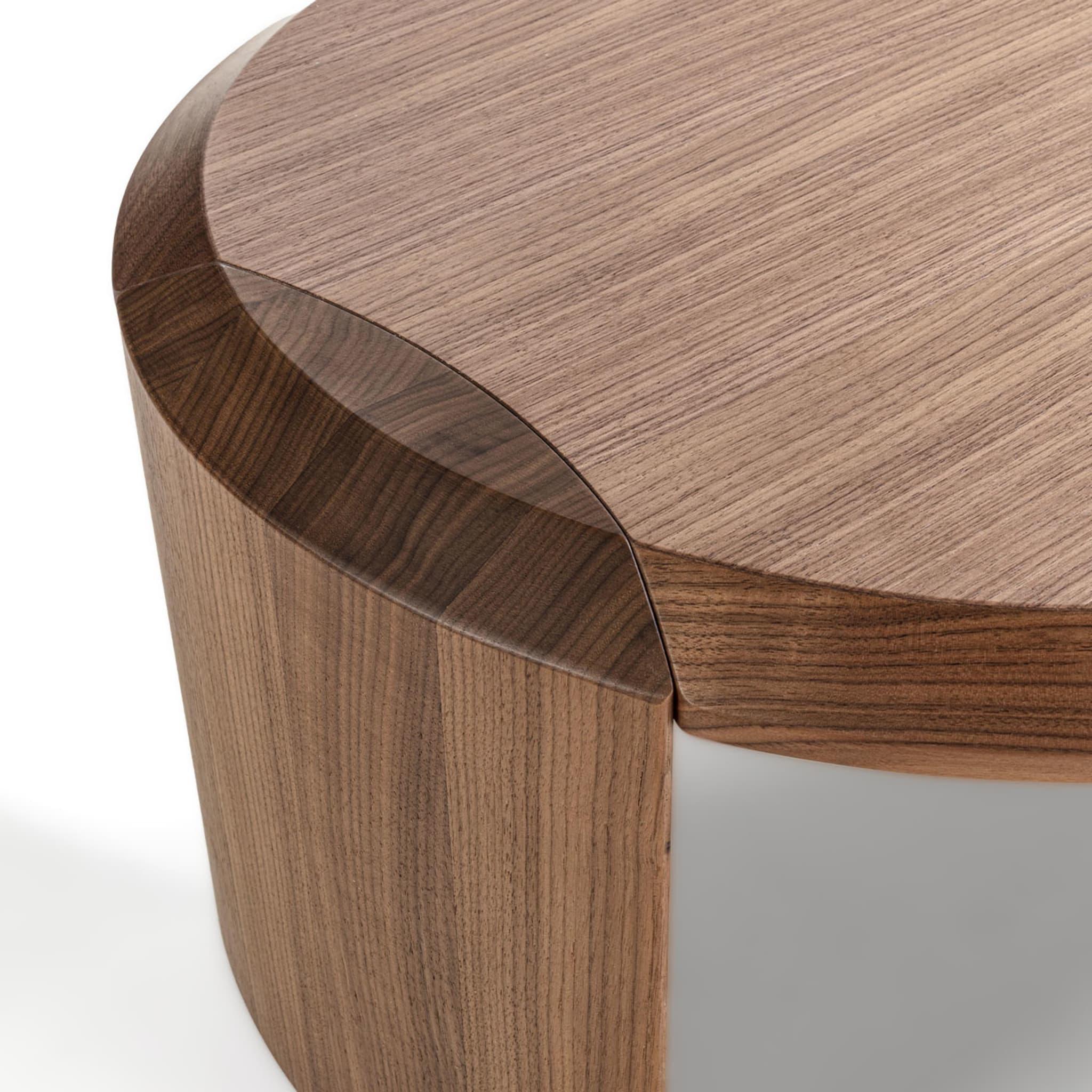 Captivating curves outline this sleek and welcoming design, fashioned of Canaletto walnut and indeed flaunting warm, unrepeatable grain. A distinguishing feature of the whole Bellagio series is the elegant joint that allows for the top and