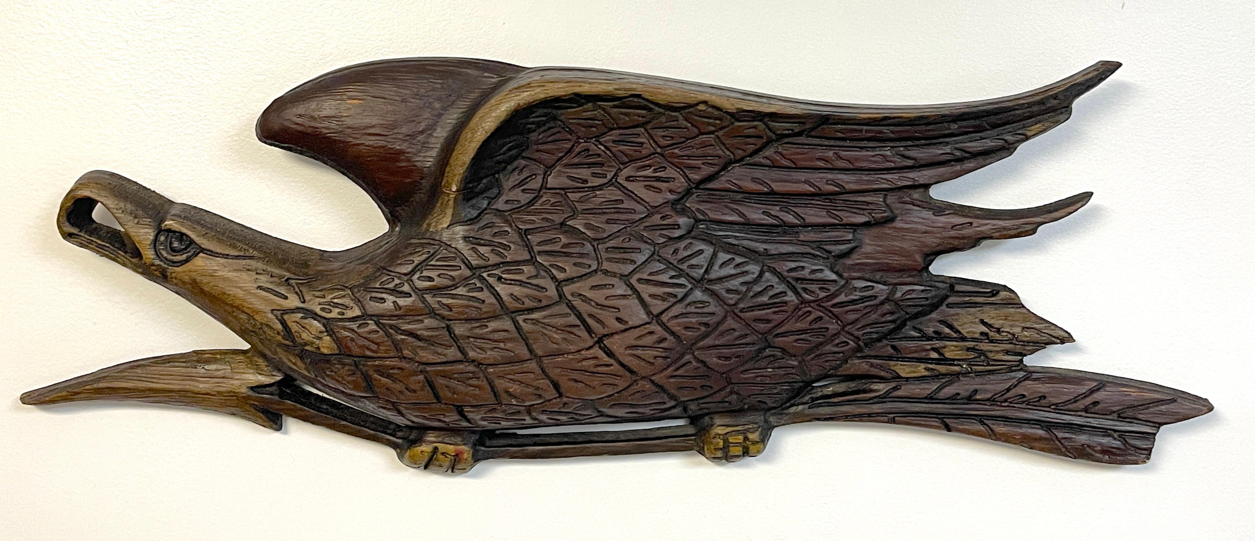 Aigle en bois dur sculpté et polychromé de style Bellamy. Belle patine et couleur, bel exemplaire sculpté.
  