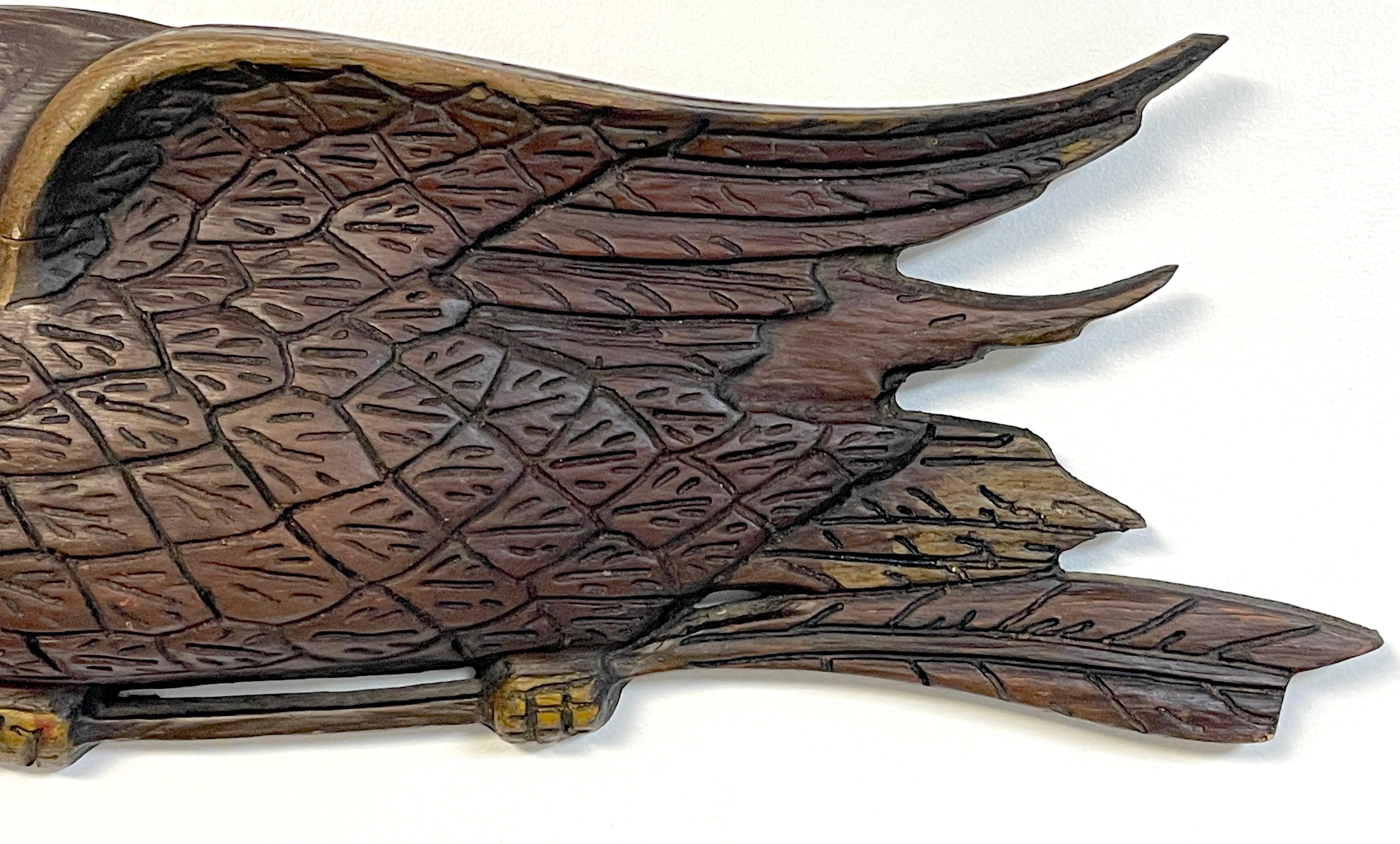 Sculpté Aigle en bois dur sculpté et polychromé de style Bellamy en vente