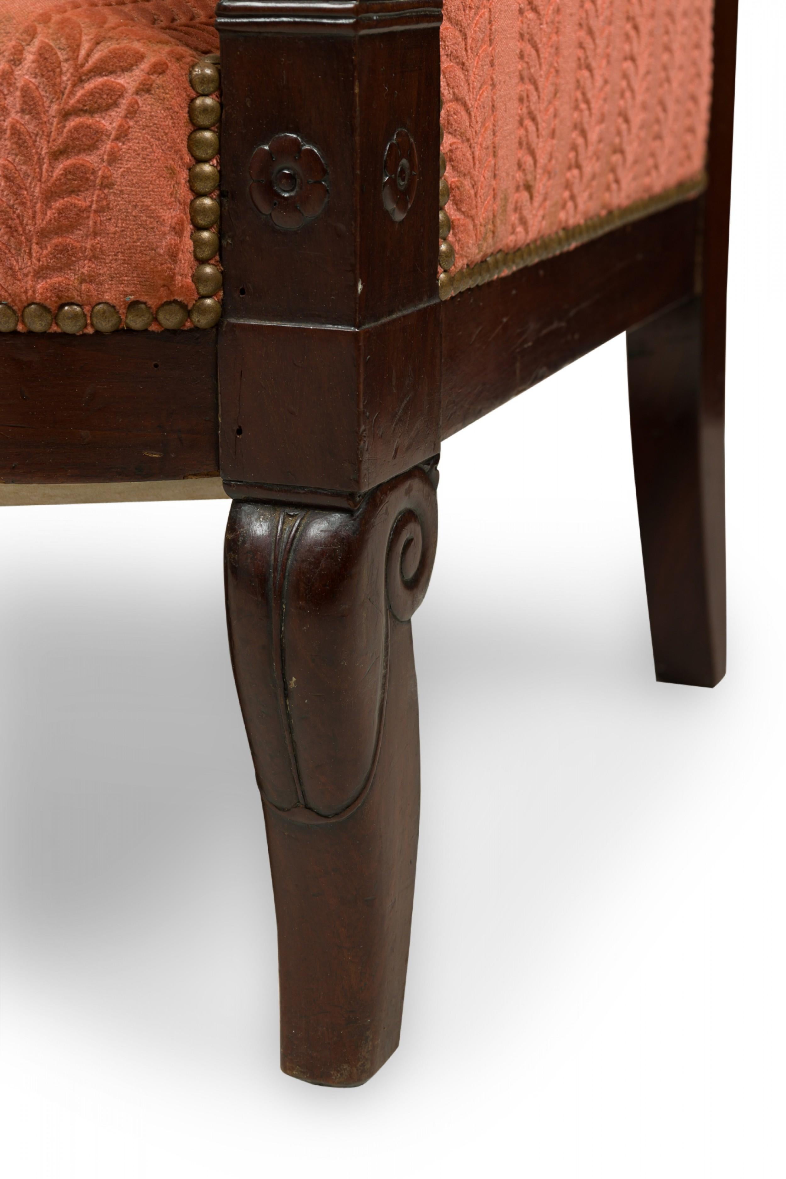 Gepolstertes französisches Empire-Mahagoni-Sessel mit rosa und roten Streifen von Bellanger im Angebot 5