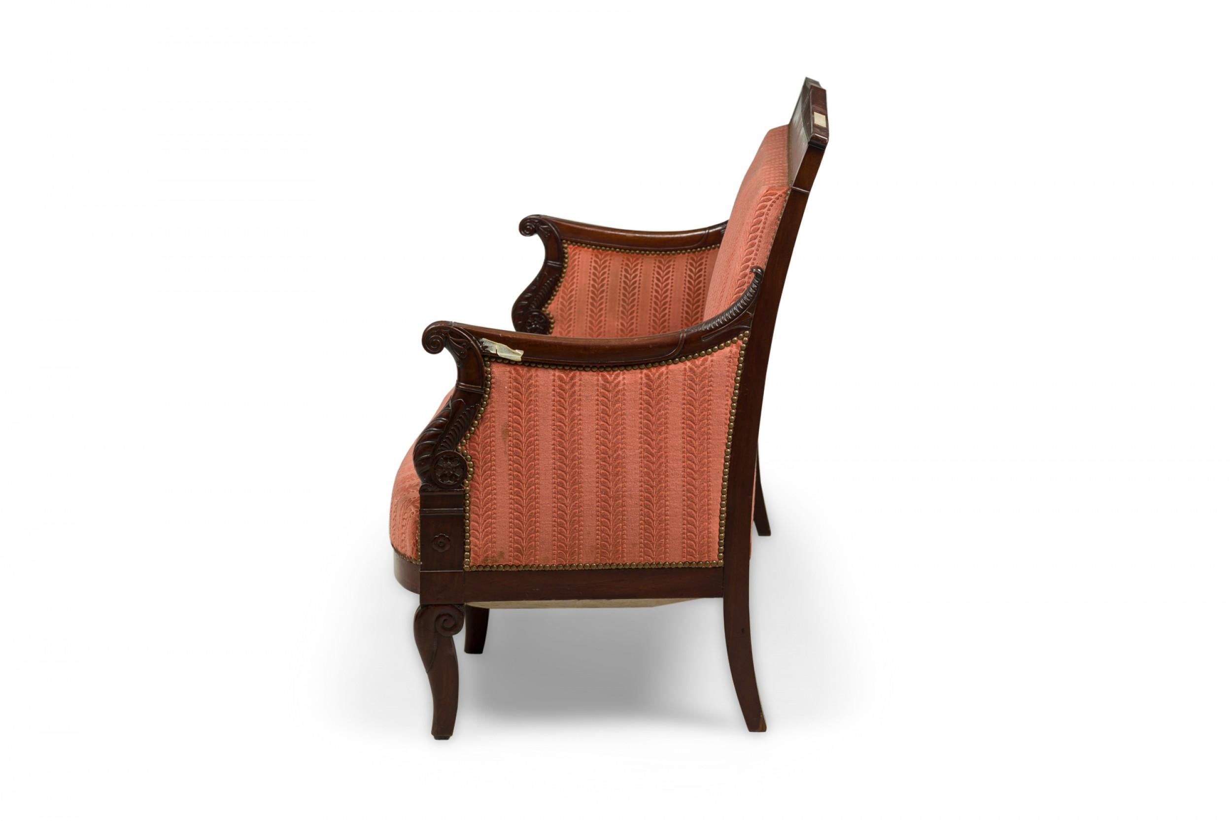 Gepolstertes französisches Empire-Mahagoni-Sessel mit rosa und roten Streifen von Bellanger (Französisch) im Angebot