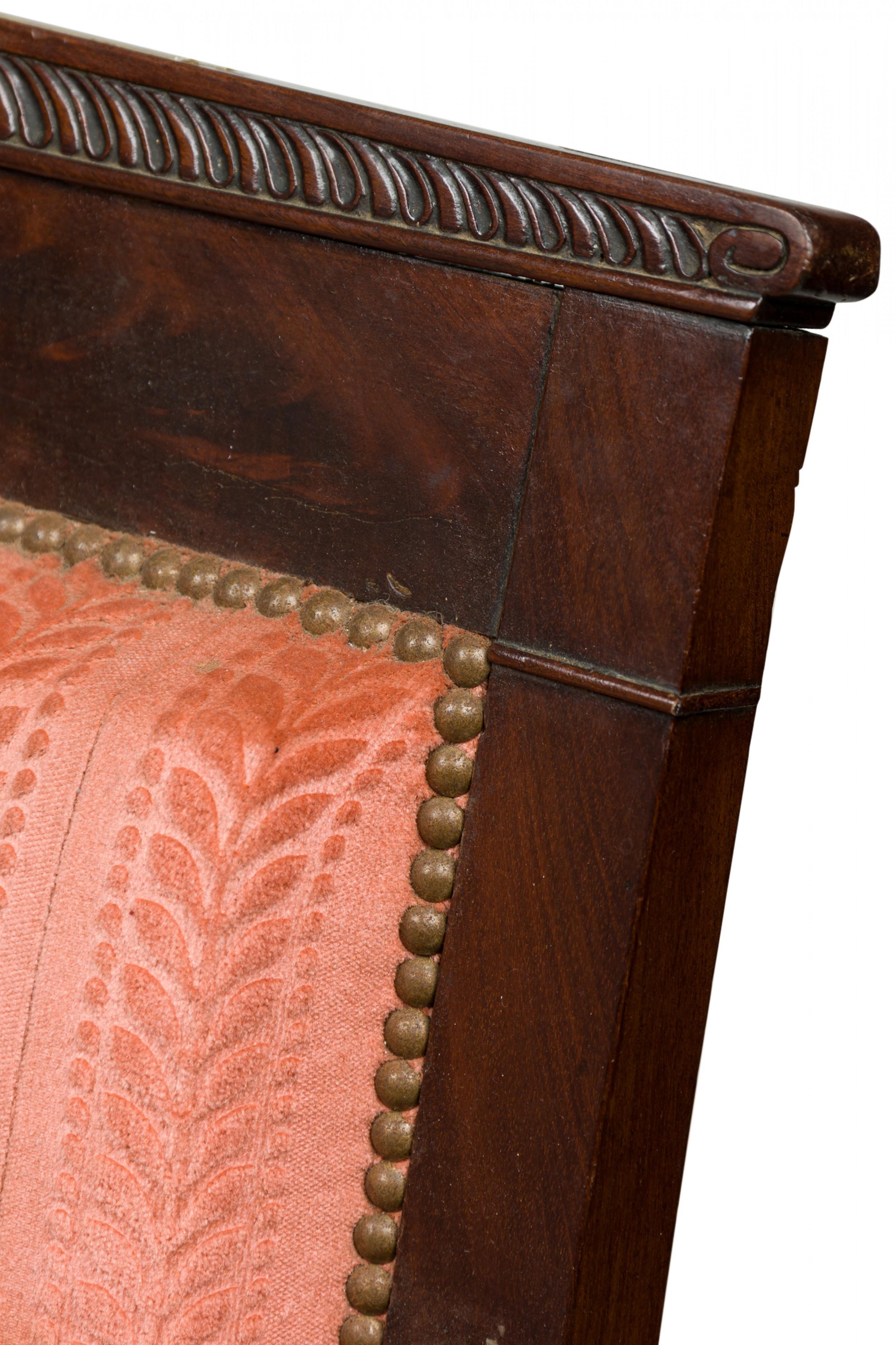 Gepolstertes französisches Empire-Mahagoni-Sessel mit rosa und roten Streifen von Bellanger (Stoff) im Angebot