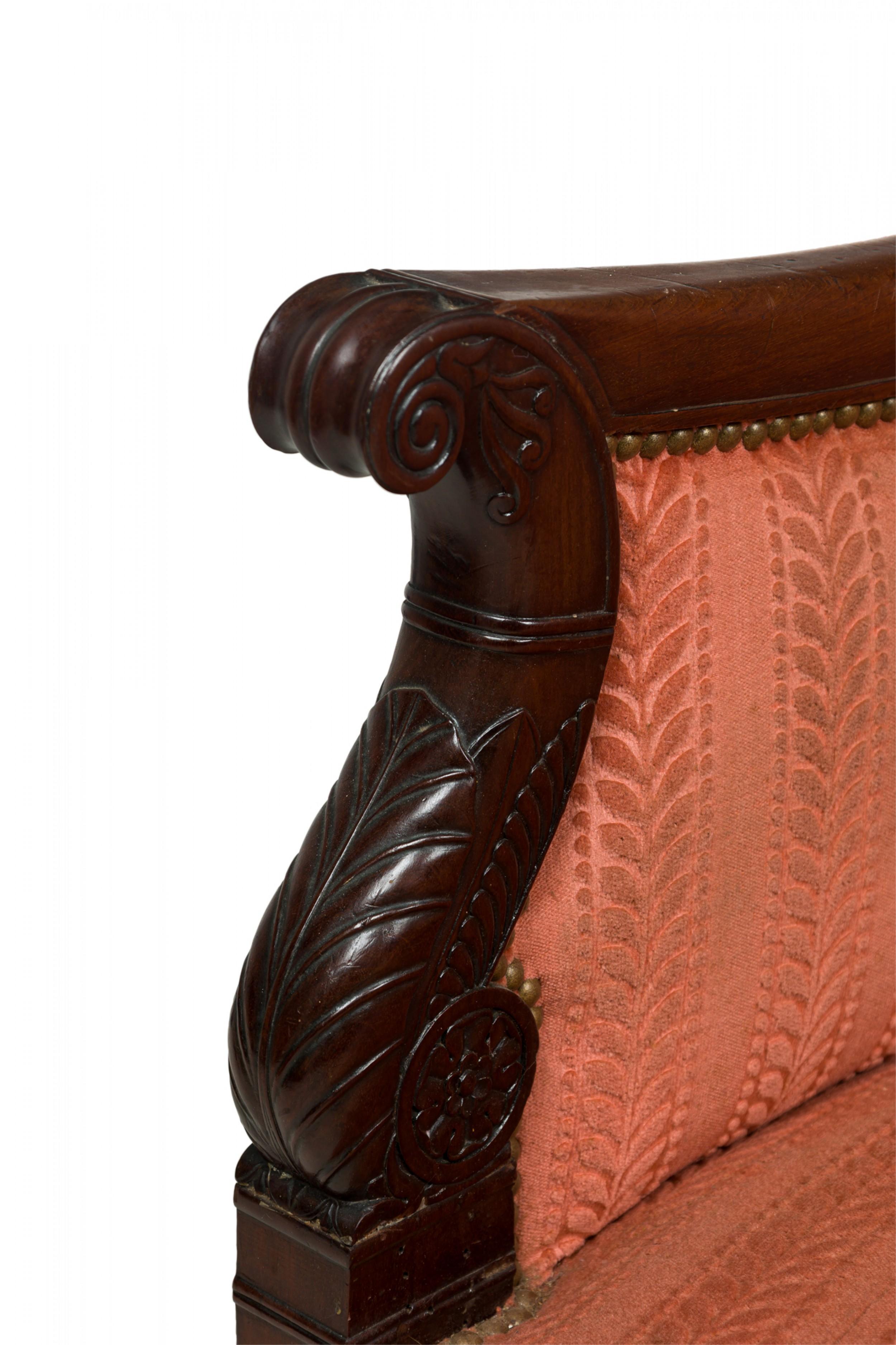 Gepolstertes französisches Empire-Mahagoni-Sessel mit rosa und roten Streifen von Bellanger im Angebot 2