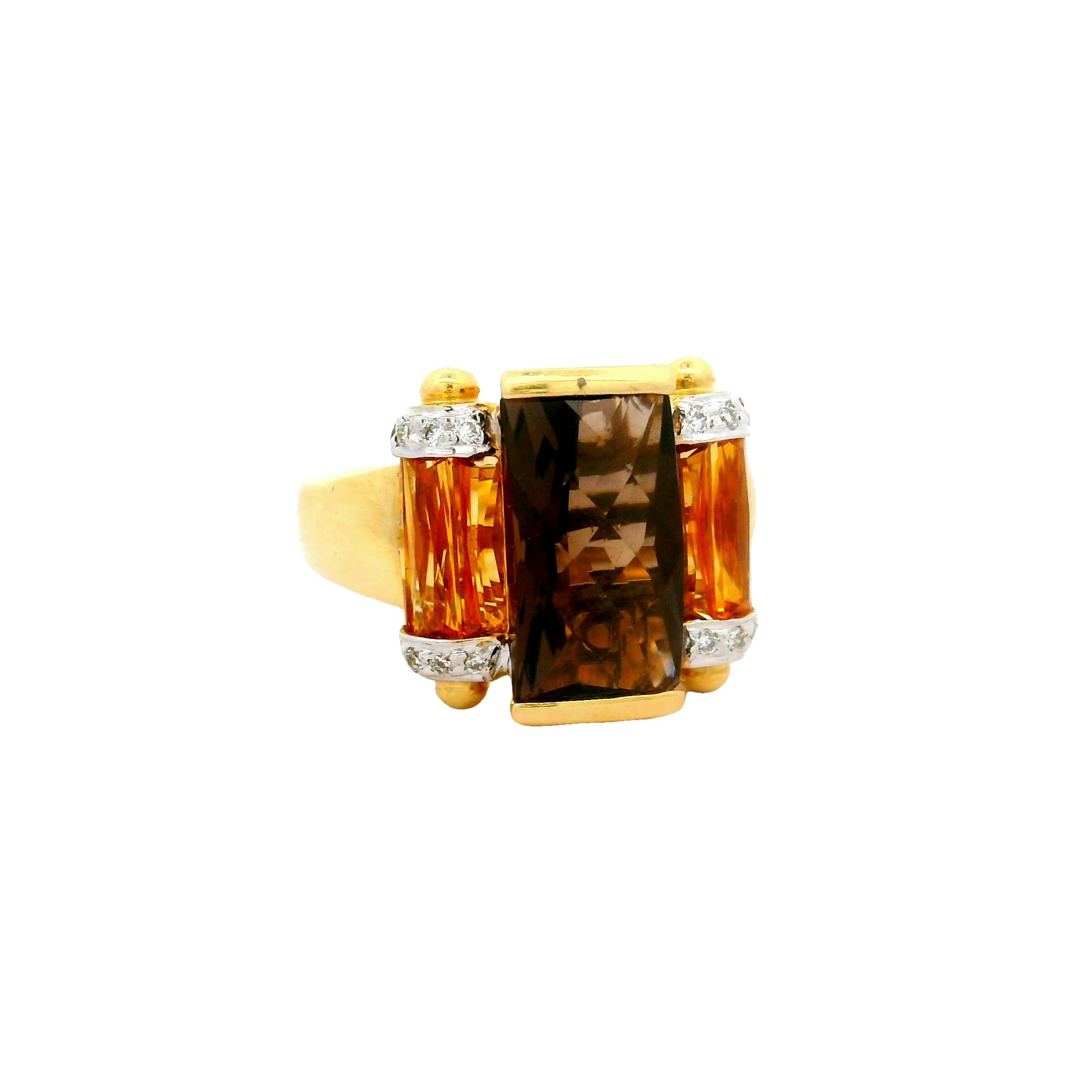 Cette bague de créateur remarquable est ornée d'un quartz fumé naturel, pesant 3,85 carats, qui constitue le point central de cette bague contemporaine. Le quartz, taillé en forme de rose, présente une riche teinte brune qui captive le regard. La