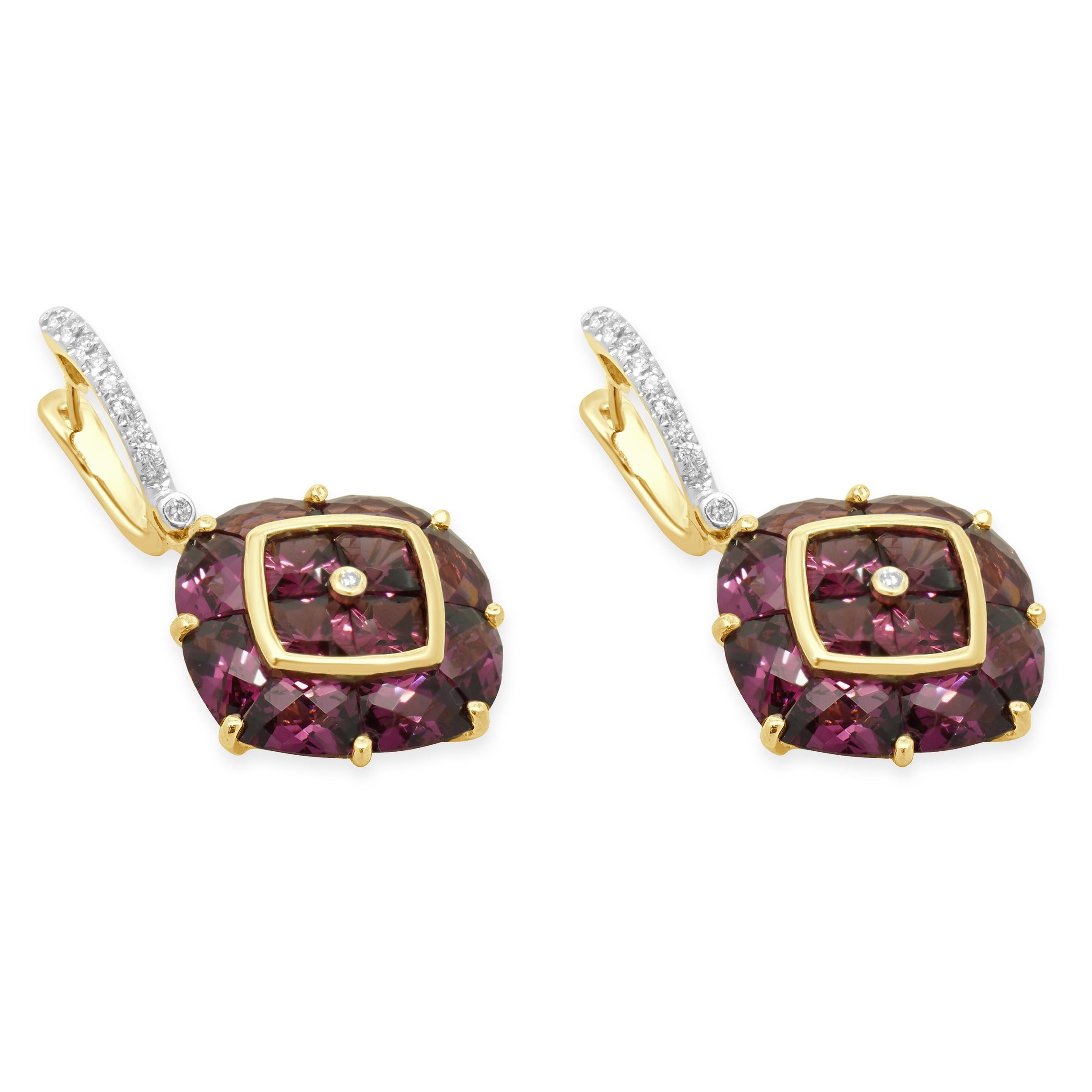 Designer: Bellarri
Materiale: oro giallo 18 carati
Diamante: 22 tagli tondi a brillante = 0,20cttw
Colore: G
Chiarezza: SI1
Granato: 24 tagli personalizzati = 13,43cttw
Dimensioni: gli orecchini misurano 23.02 mm di lunghezza
Peso: 14.10 grammi