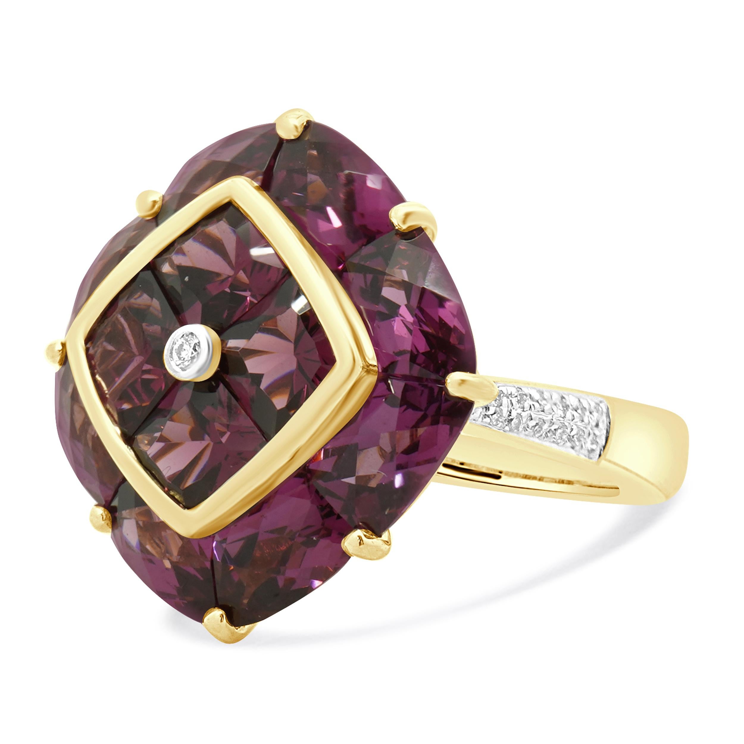 Designer: Bellarri
Materiale: oro giallo 18 carati
Granato: 12 tagli multipli = 6,72cttw
Diamanti: 25 tagli tondi a brillante = 0,10cttw
Colore: H
Chiarezza: SI1
Dimensioni: la parte superiore dell'anello misura 7.42 mm di larghezza
Dimensione: