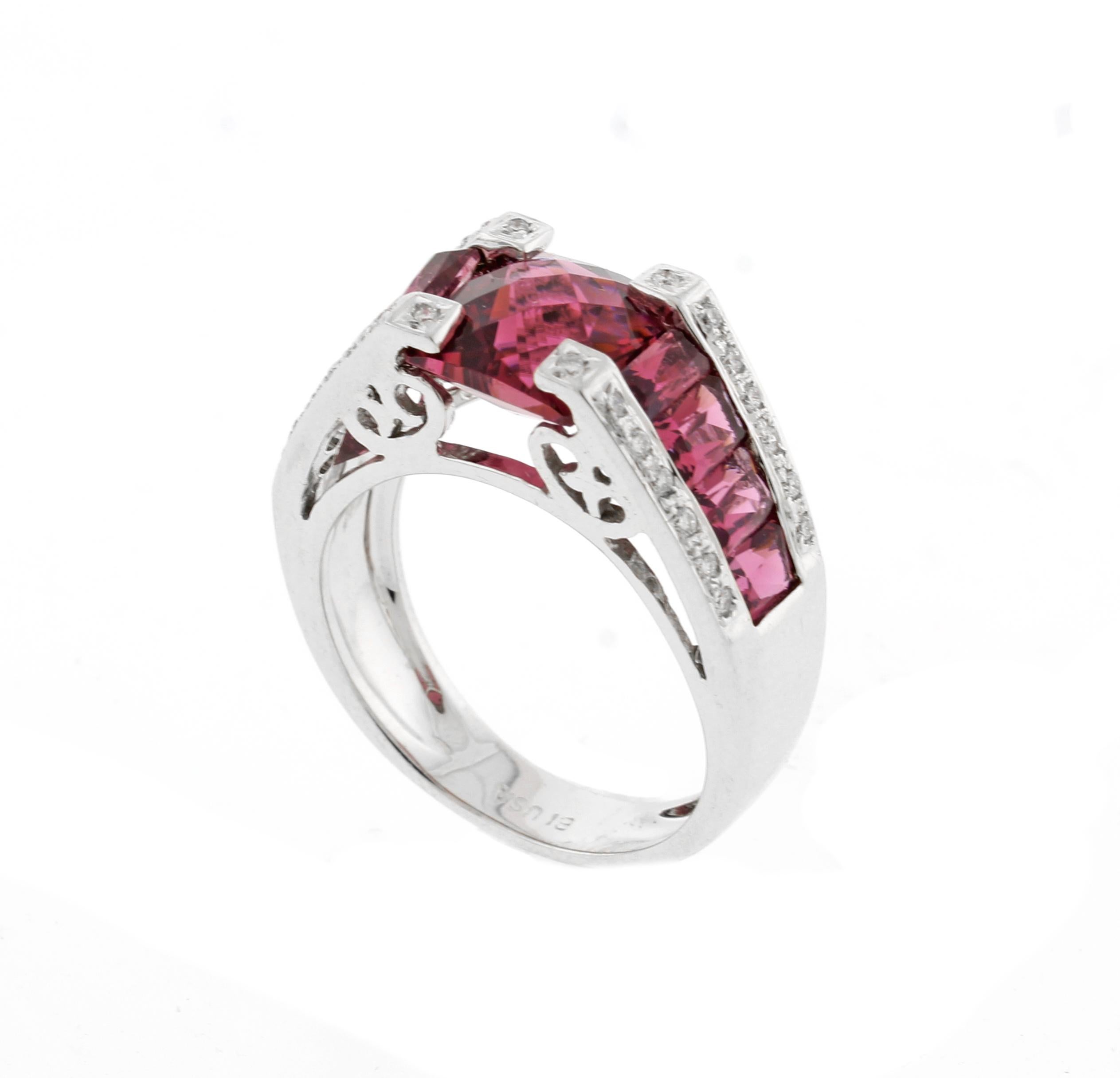 Aus der Eisua-Kollektion von Bellarri ihr Turmalin- und Diamantring 
♦ Designer: Bellarri
♦ Metall: 18 Karat
♦ Um das 21. Jahrhundert
♦  8.7 mm breit
♦ 8 Turmalin = 3 Karat
♦ Zentrum  Turmalin = 4 Karat
♦ 28 Diamanten=.14 Karat
♦ Größe 7
♦