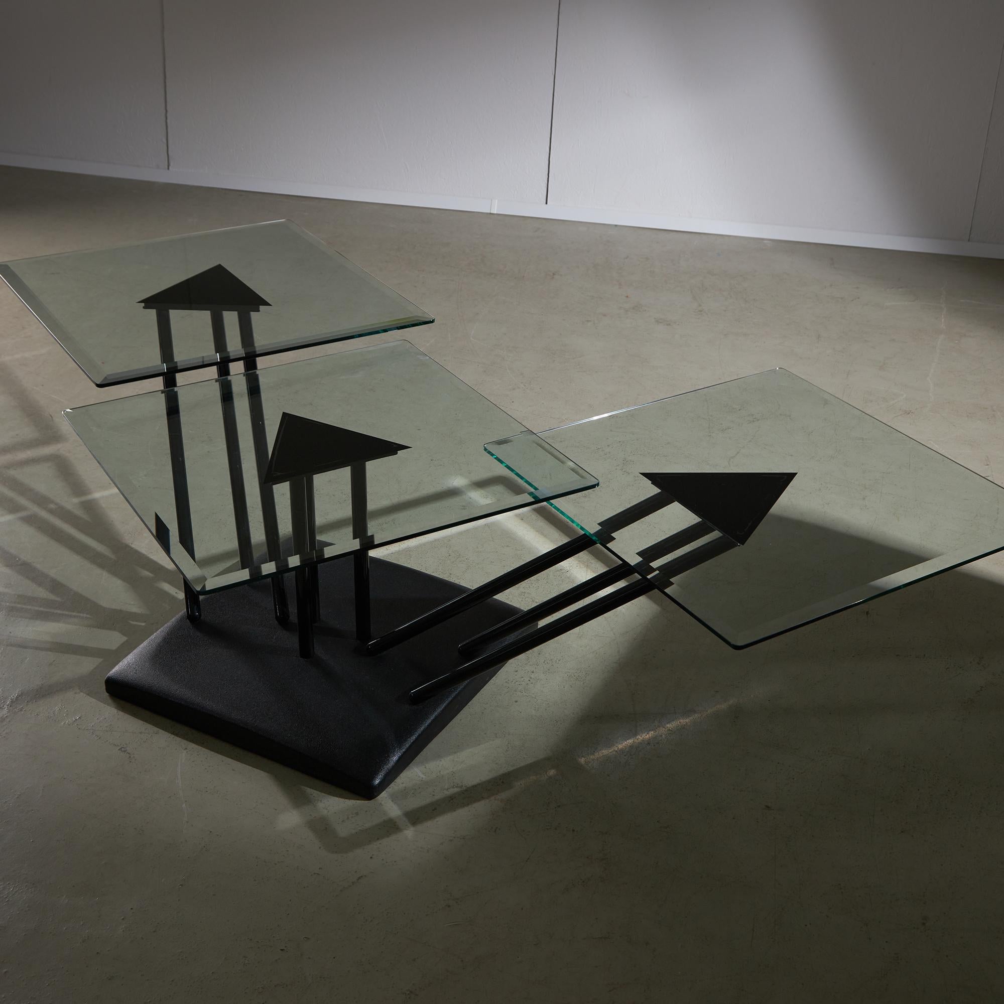 Verstellbarer Couch- oder Cocktailtisch aus Glas und Metall, hergestellt vom italienischen Hersteller Bellato in den 1980er Jahren. Einzigartiges Design ermöglicht die Neupositionierung der Glashalterarme. Mit seinem postmodernen Stil ist dieser