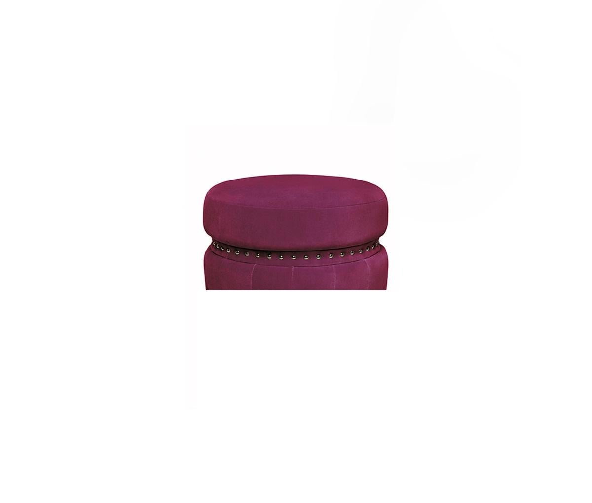 Tabouret Belle De Jour de Munna
Dimensions : D 43 x L 43 x H 50 cm. SH : 50 cm.
MATERIAL : Bois, mousse, nickel et tissu d'ameublement.
Finition : Rembourrage : Velours de coton, ref. Mulberry, CV22. Clous d'ameublement : Nickel plaqué.

Disponible
