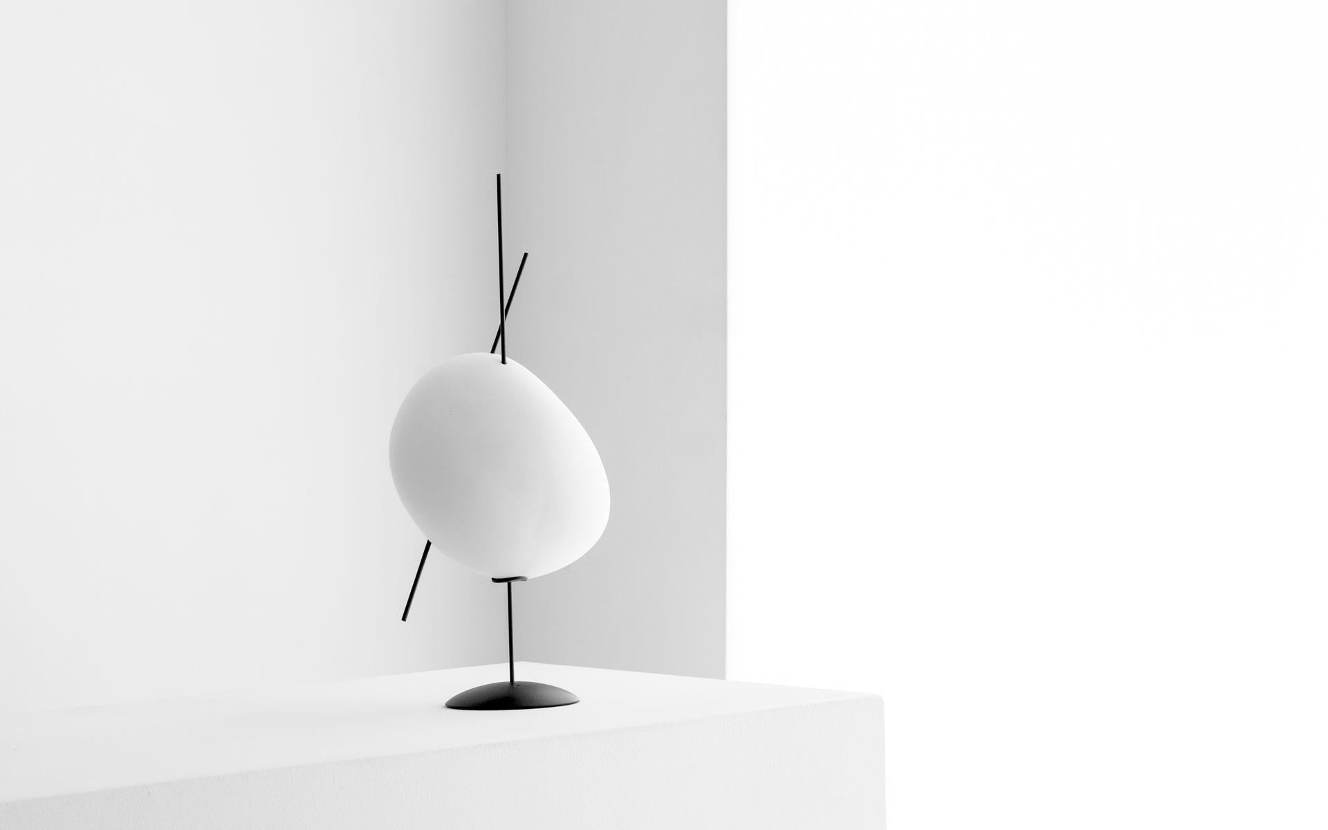 A sculpture by day and a light sculpture by night, “Belle de Nuit” combines the delicacy of the thin metal bars and bisque volumes with the practical and modern lighting technology of a battery powered lamp. 

The choice of materials was crucial