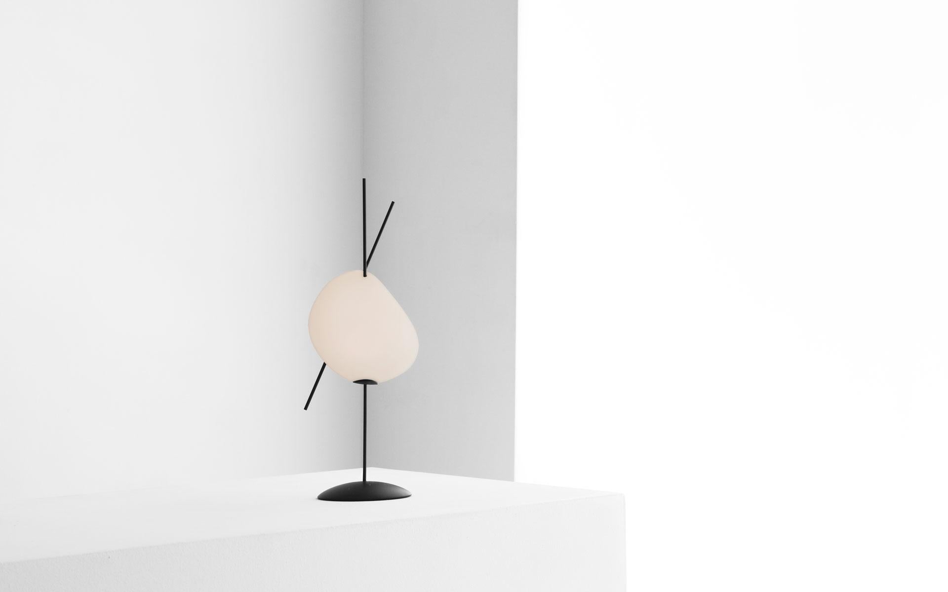 Belle de Nuit, Battery-Lampe aus weißem Porzellan und Metall, XS, YMER&MALTA, Frankreich (Sonstiges) im Angebot