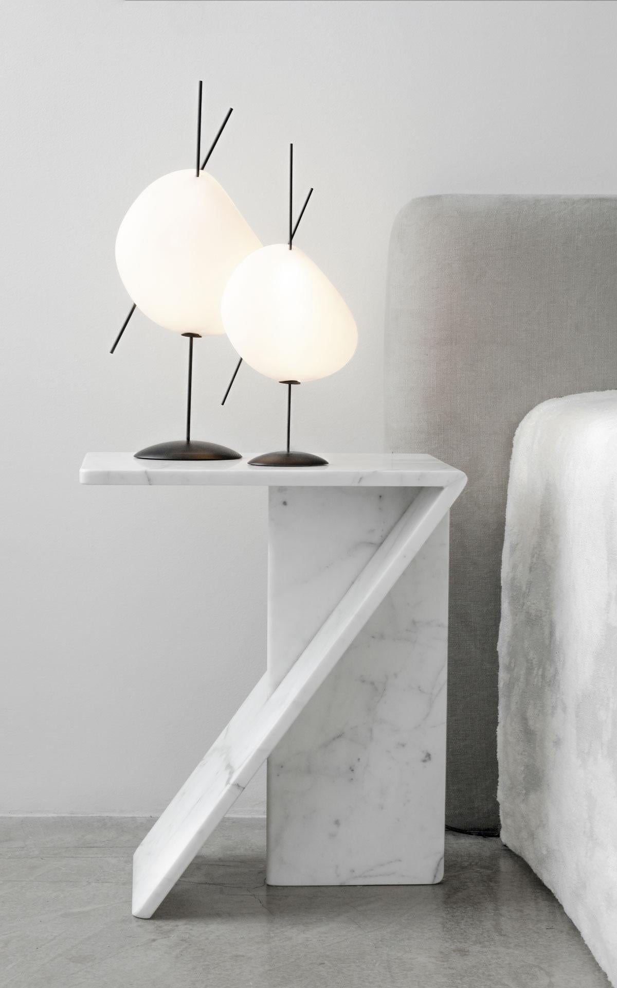 Français Lampe électrique Belle de Nuit en porcelaine blanche et métal, L, YMER&MALTA, France en vente
